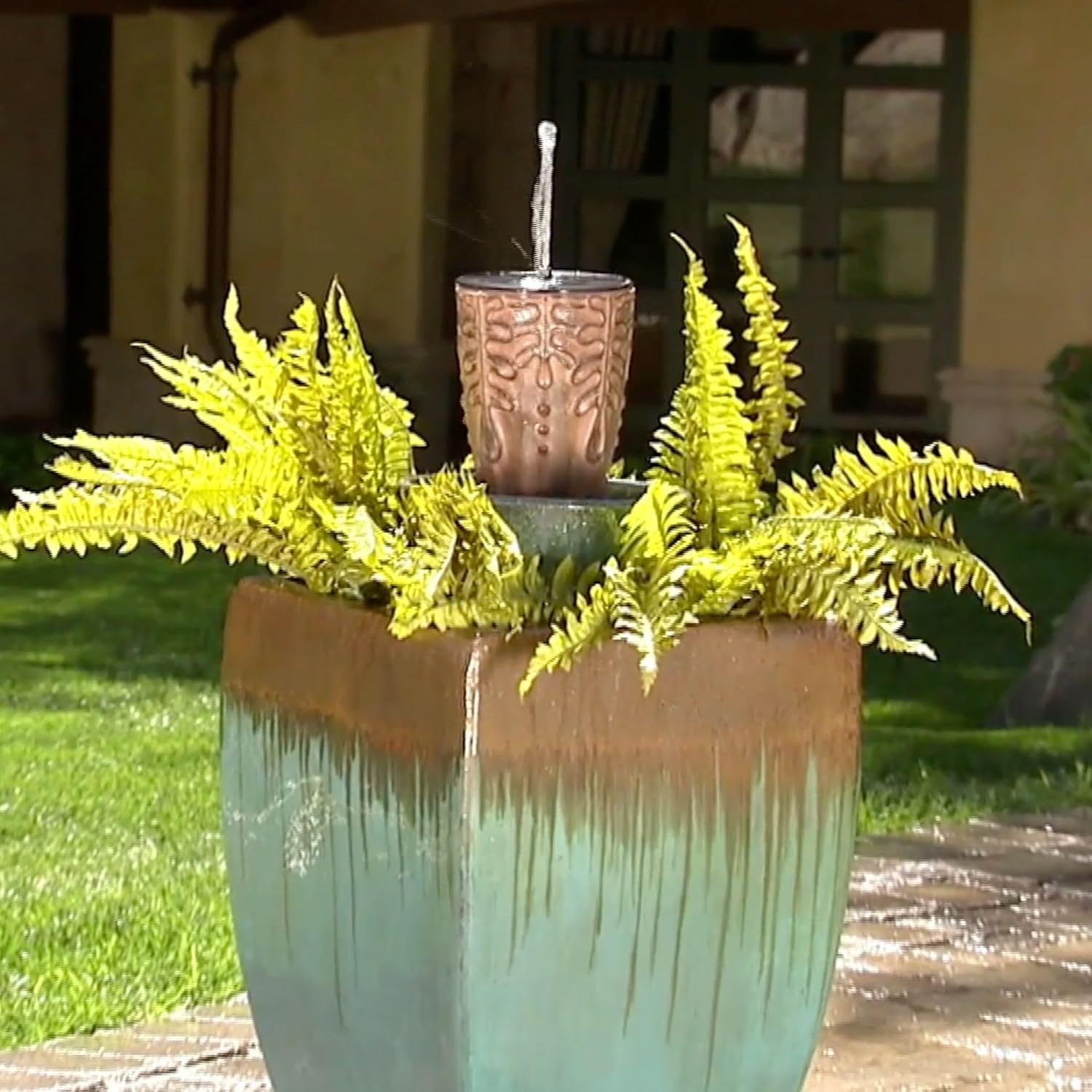 Bernini Trapani – Fuente de agua inalámbrica de 8 boquillas, fuente de agua a pilas con doble estilo para jardín, patio, porche y hogar, fuente de