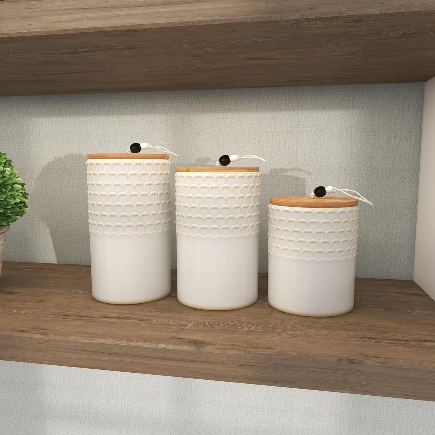 Deco 79 Tarros decorativos de cerámica con tapas de madera, juego de 3 9 pulgadas, 8 pulgadas, 7 pulgadas de alto, blanco