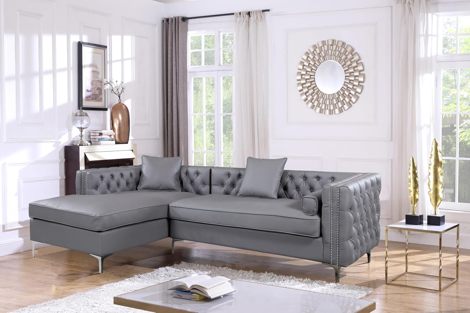 Da Vinci – Sofá seccional de piel sintética gris con ribete plateado y patas en Y de metal plateado