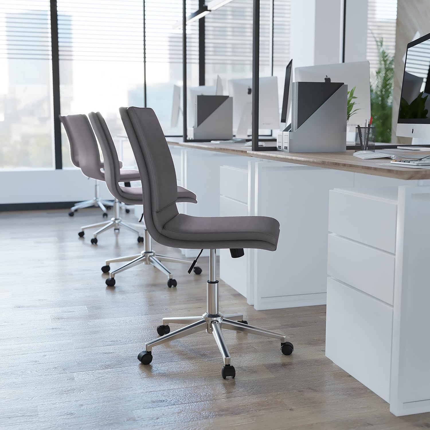 Flash Furniture Madigan – Silla de oficina Task  Lujosa tapicería gris LeatherSoft  Acolchado medio respaldo y asiento  Base cromada ajustable en