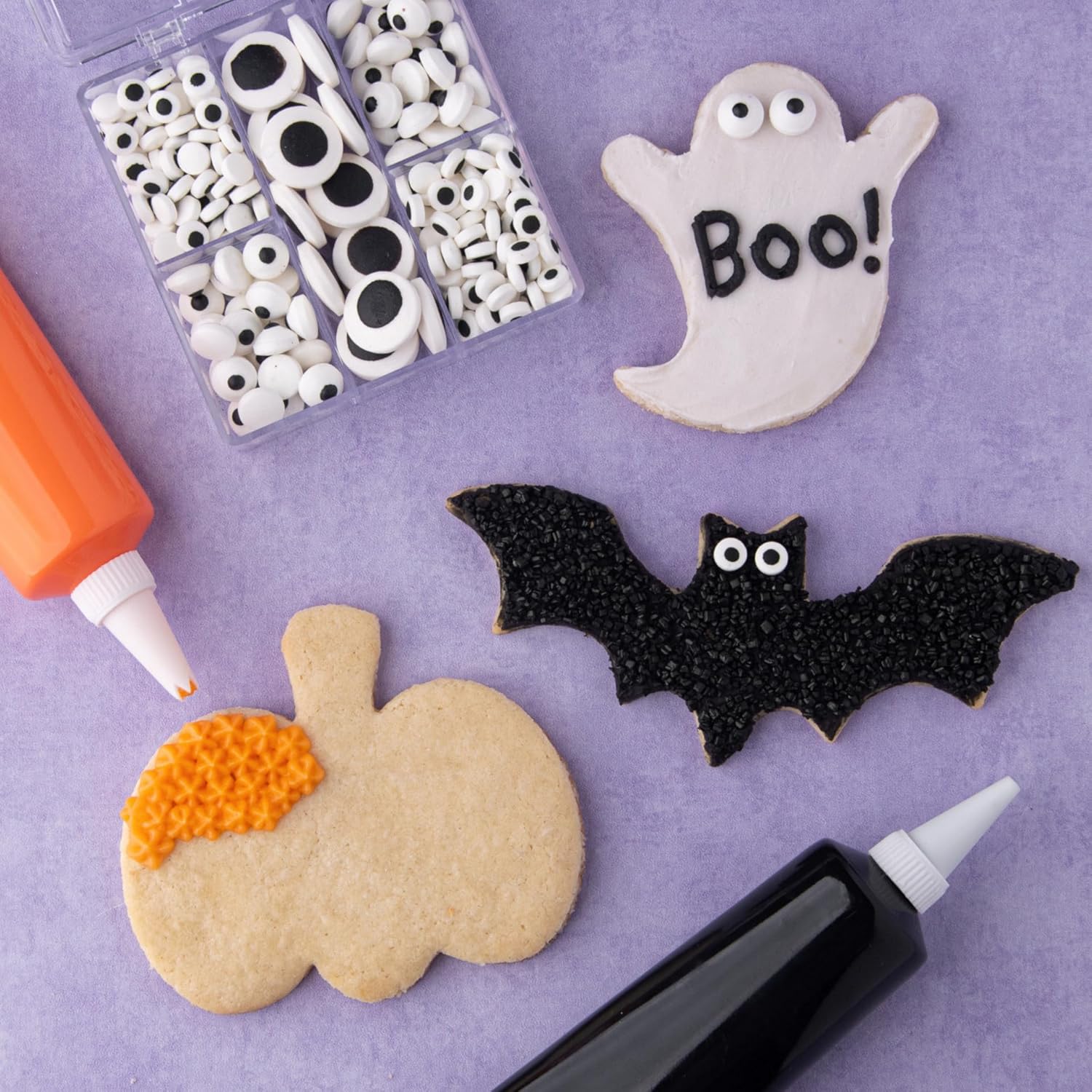 Sweets Indeed – Juego de glaseado de Halloween – Paquete de 3 – tubos de 3.5 onzas – Negro, naranja y blanco – 4 boquillas incluidas – Glaseado de