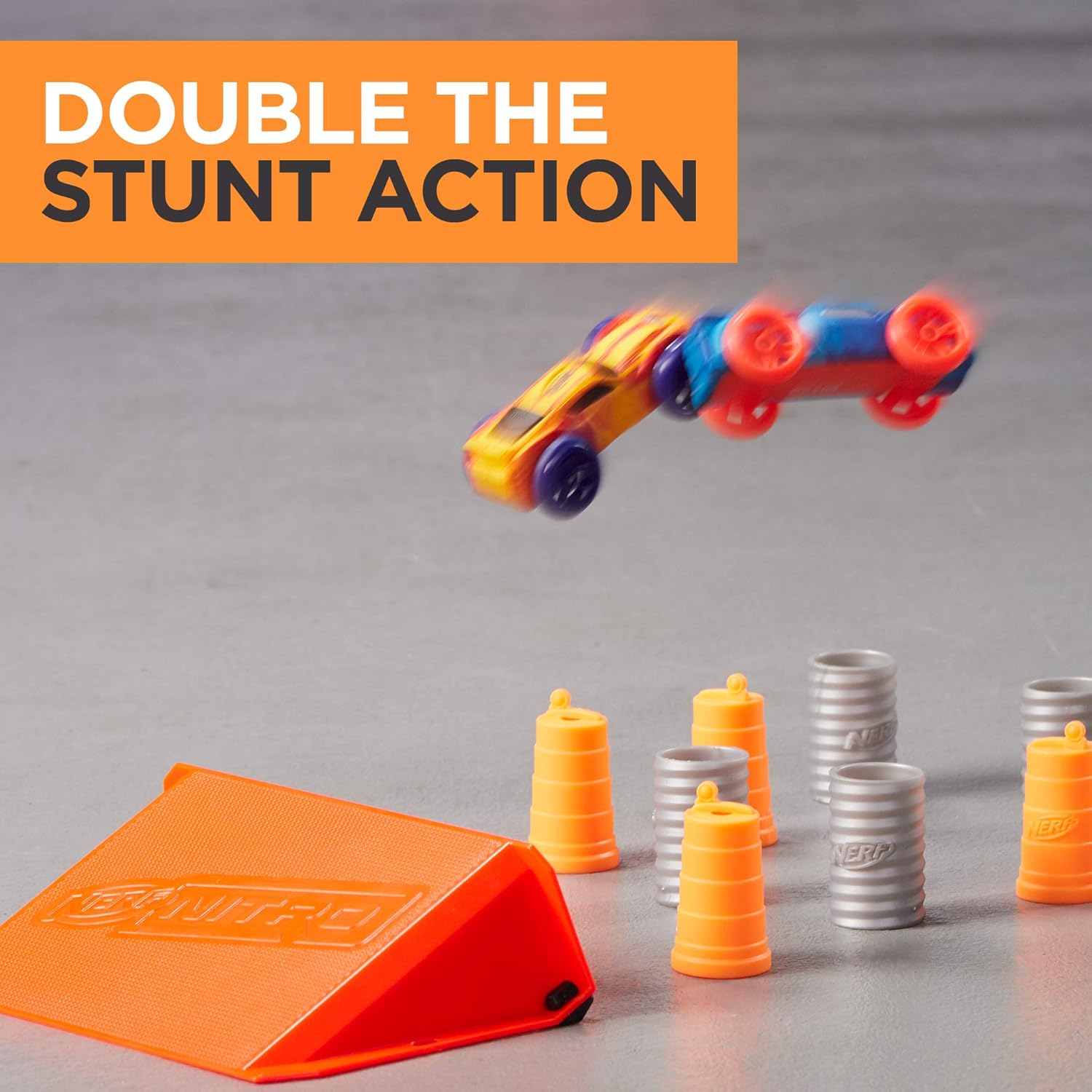 NERF Doubleclutch Inferno Nitro Toy incluye blaster, 4 coches de cuerpo de espuma, doble objetivo reactivo, doble rampa y 8 obstáculos para niños de