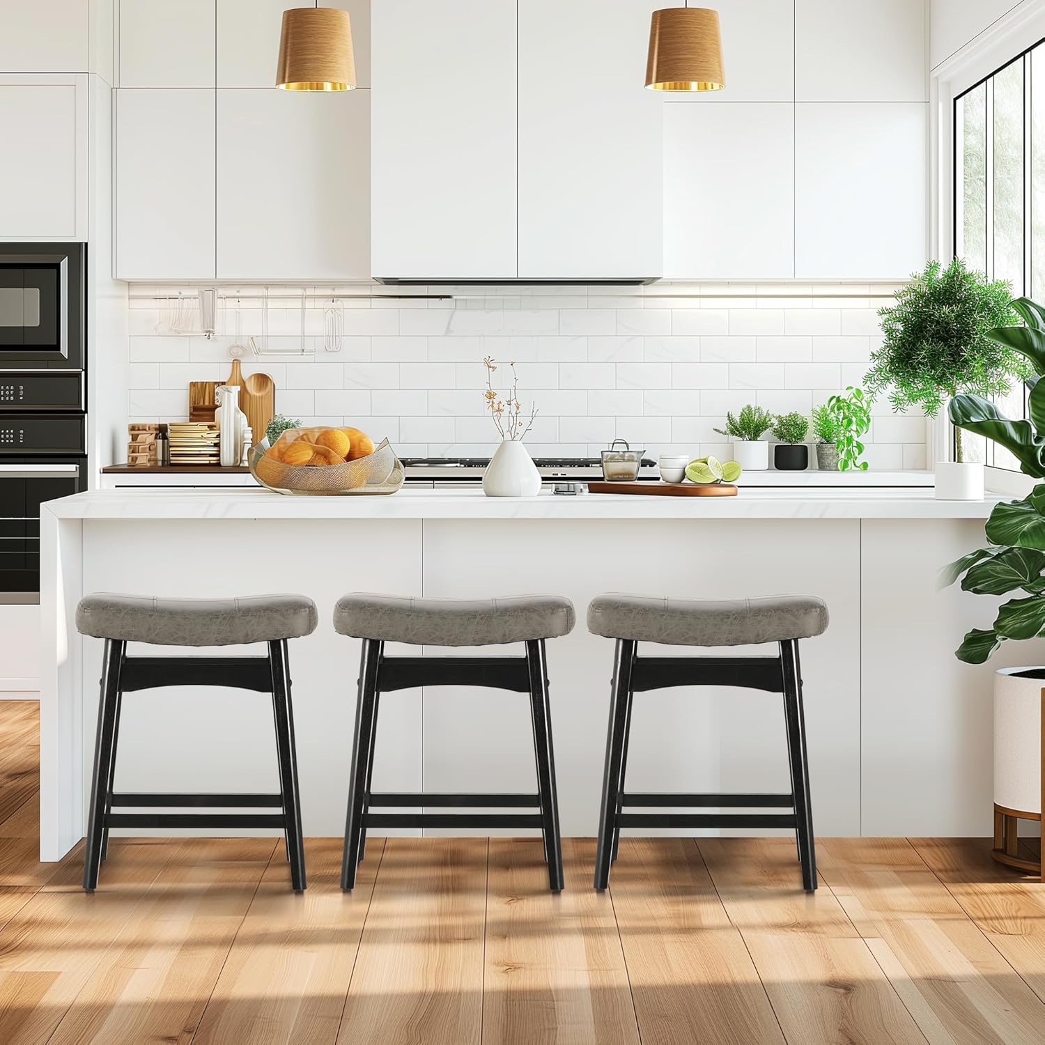 MAISON ARTS Juego de 4 taburetes de bar grises para encimera de cocina, patas de madera maciza con asiento de silla de montar de piel sintética,