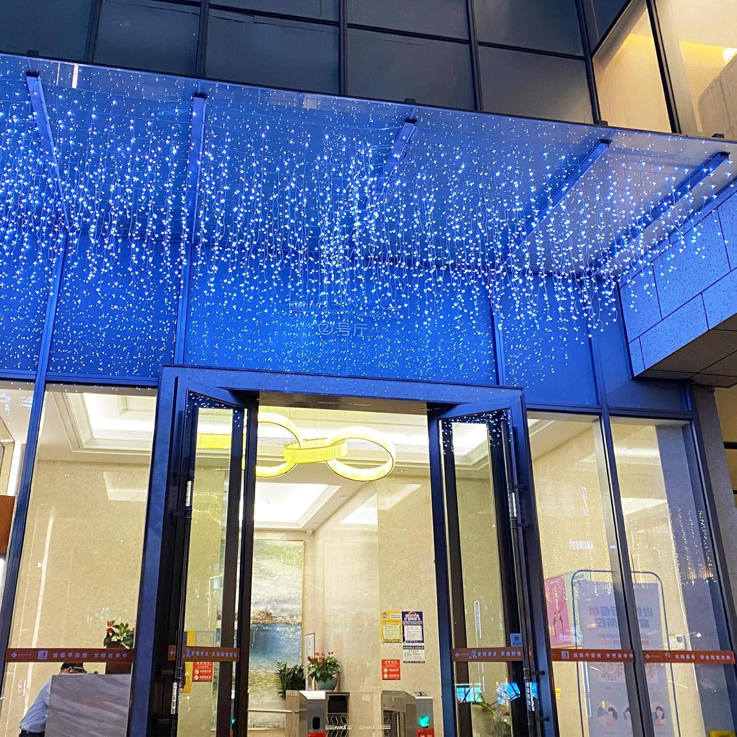 ZIMINGU Luces de goteo de carámbanos, 13 pies, 144 LED, 8 modos de Navidad, conectables, cortina de ventana, cascada de hadas, tira de luces de