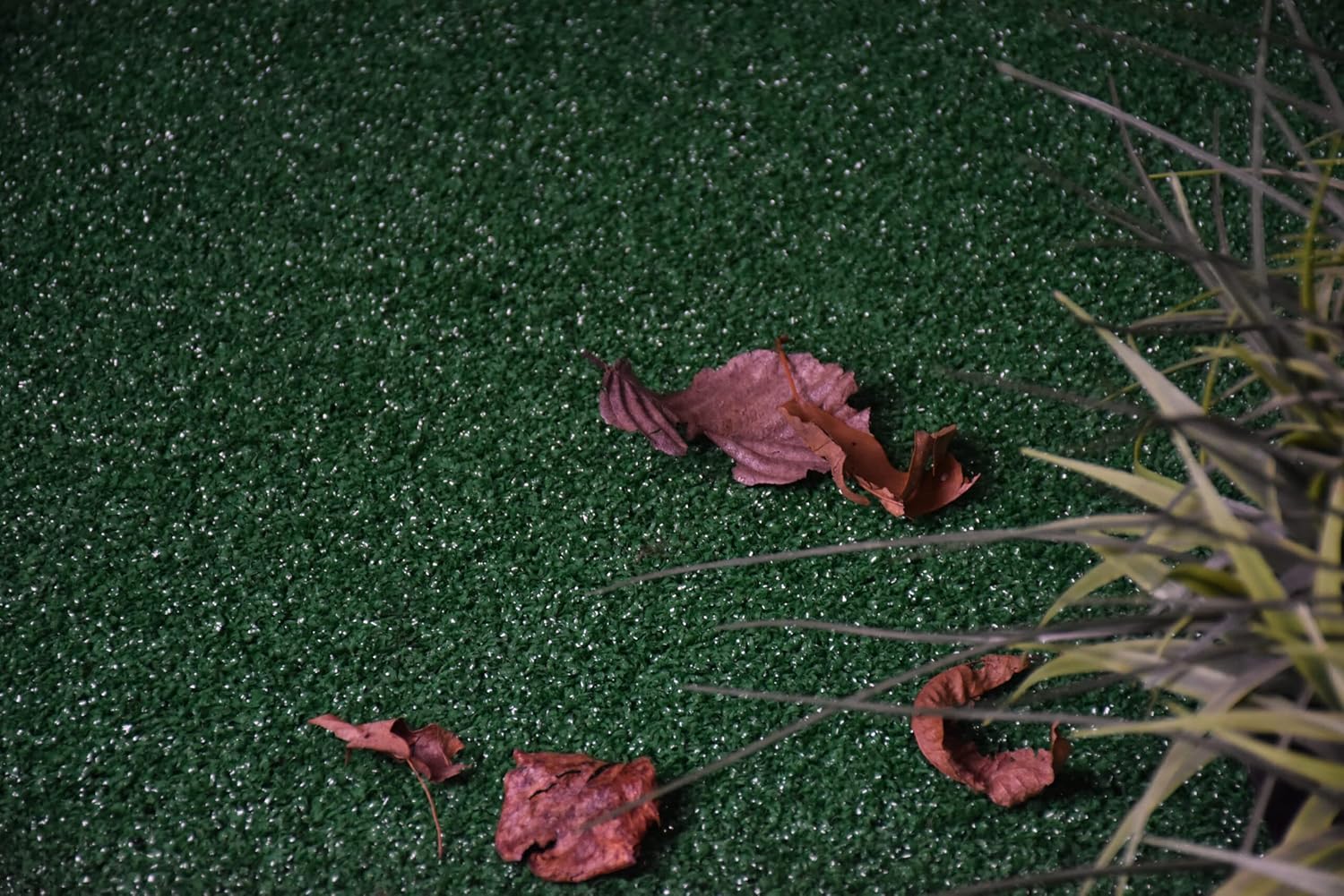 FurnishMyPlace – Alfombra de césped artificial de césped verde de 4 x 8 pies para interiores y exteriores, ideal para terrazas y patios al aire