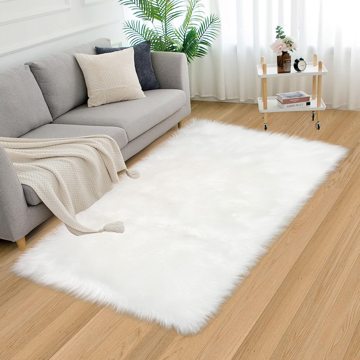Alfombra blanca de piel sintética de 3 x 5 pies, suave y esponjosa para dormitorio, sala de estar, habitación de los niños, decoración de guardería,