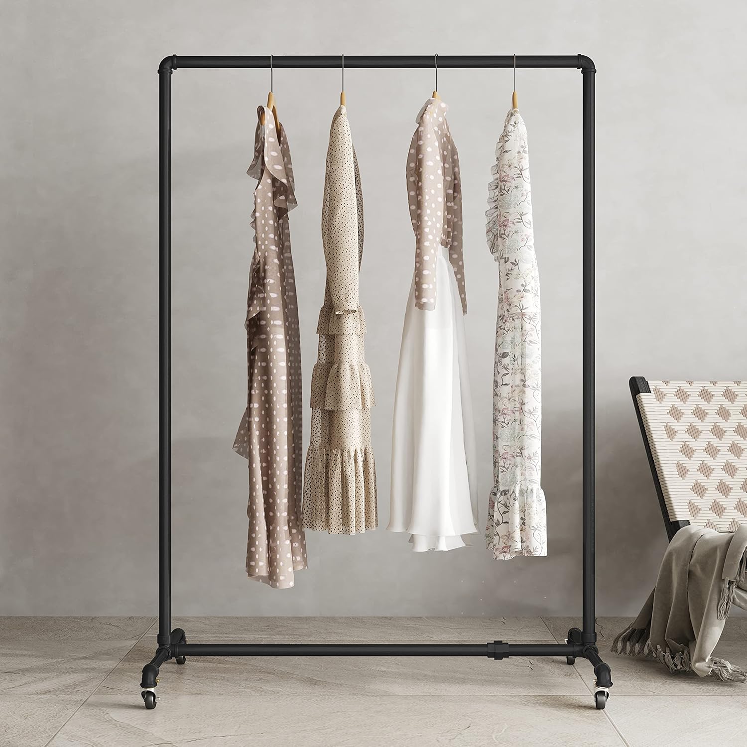 HOMEKAYT Estante de ropa de tubería industrial sobre ruedas Estantes de ropa de servicio pesado Estante rústico para el hogar, estante de exhibición