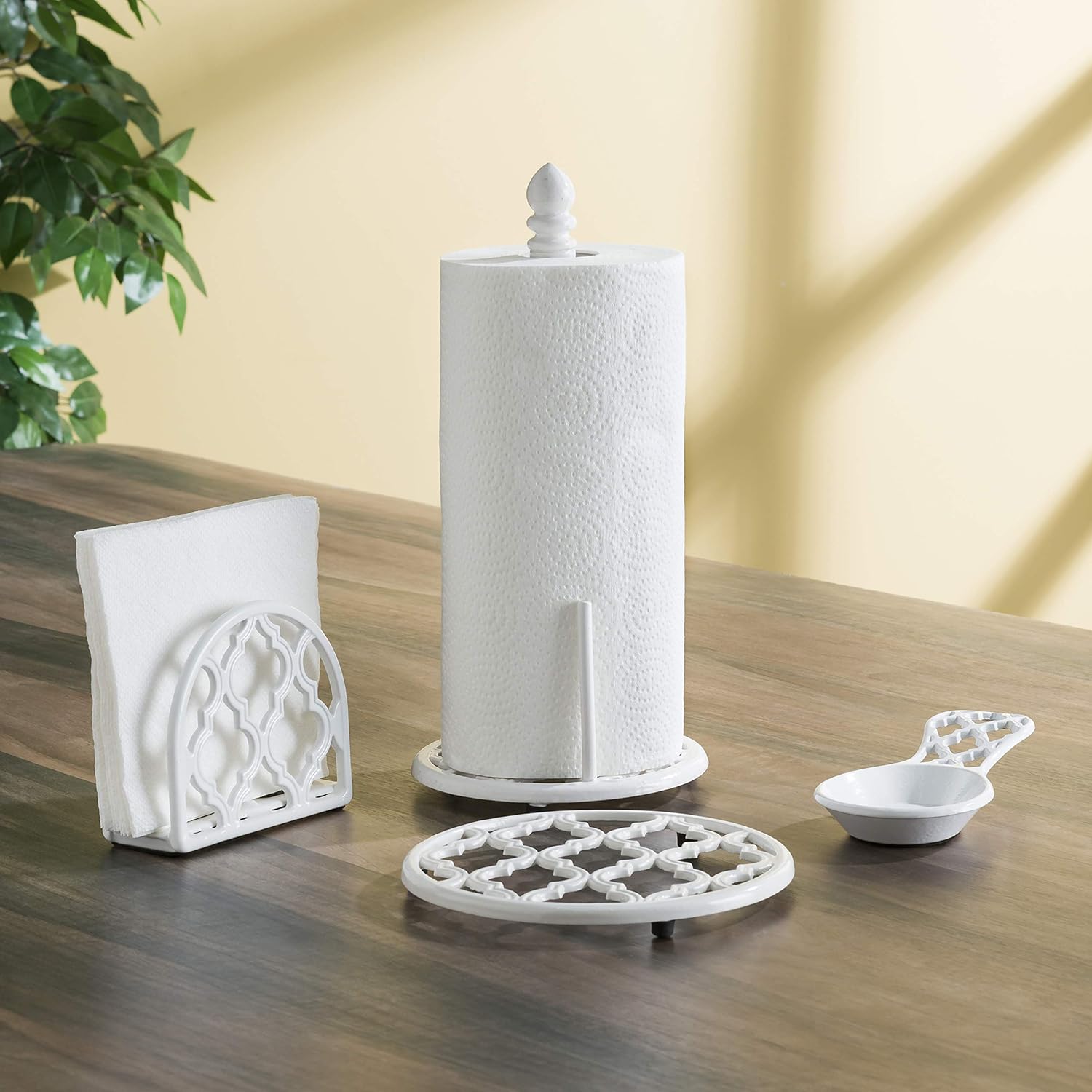 Home Basics – Paquete de utensilios de despensa de cocina de hierro fundido (juego de 4 piezas) color blanco, incluye soporte para toallas de papel,