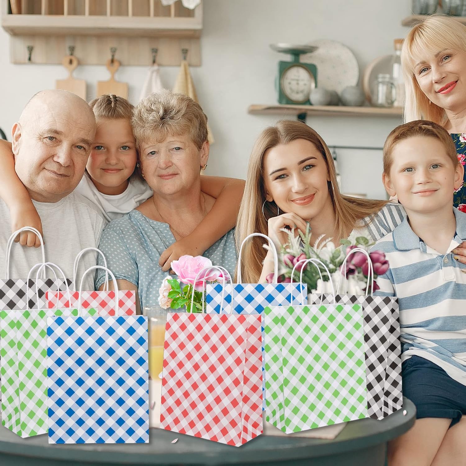 ECOHOLA Bolsa de papel de 4 colores, 16 bolsas de regalo medianas, bolsa envuelta con asas para cumpleaños, baby showers, manualidades y paquete de