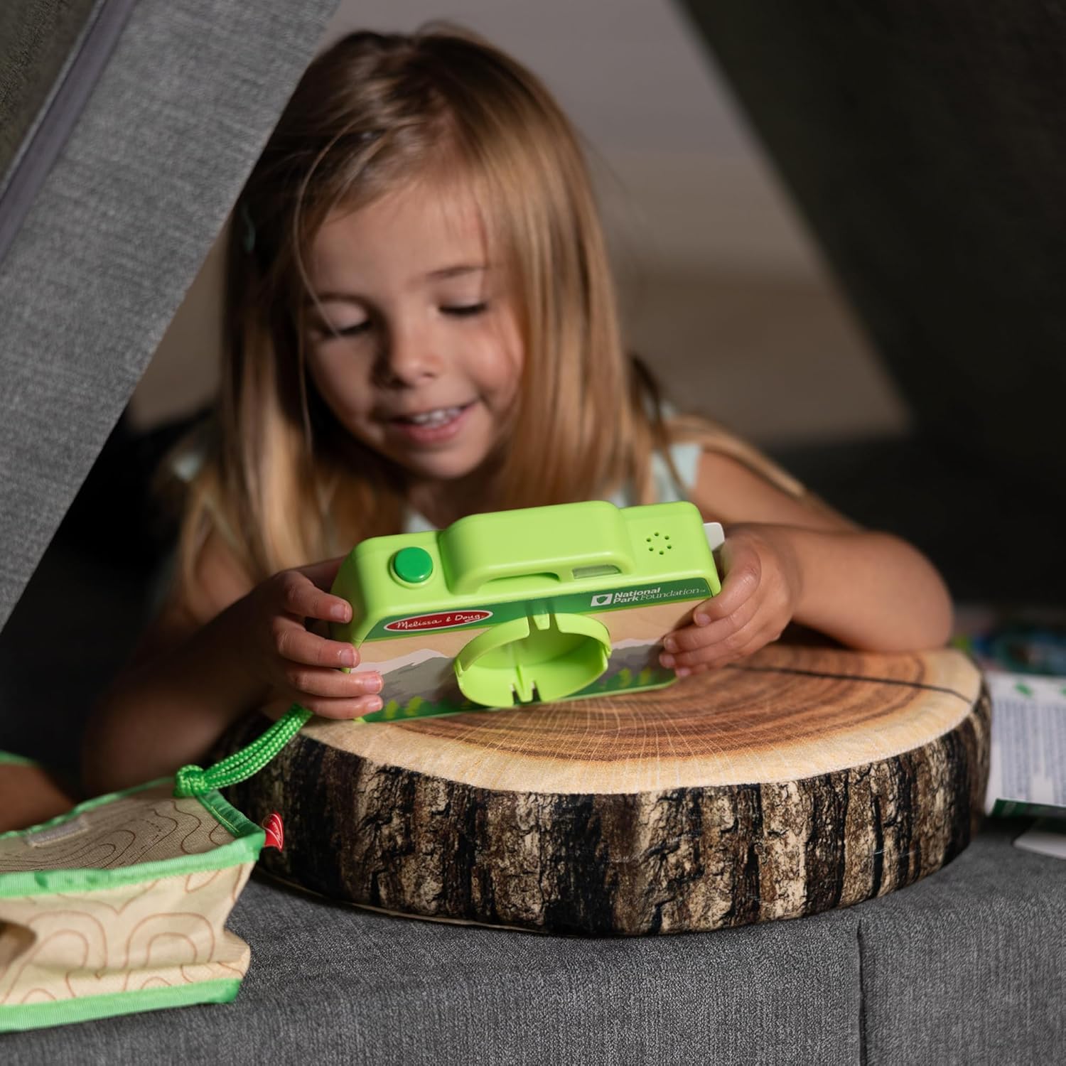 Melissa & Doug Juego de cámara con paisajes y sonidos de las Montañas Rocosas, Juego de cámara de juguete de madera – Tarjetas de fotos hacen