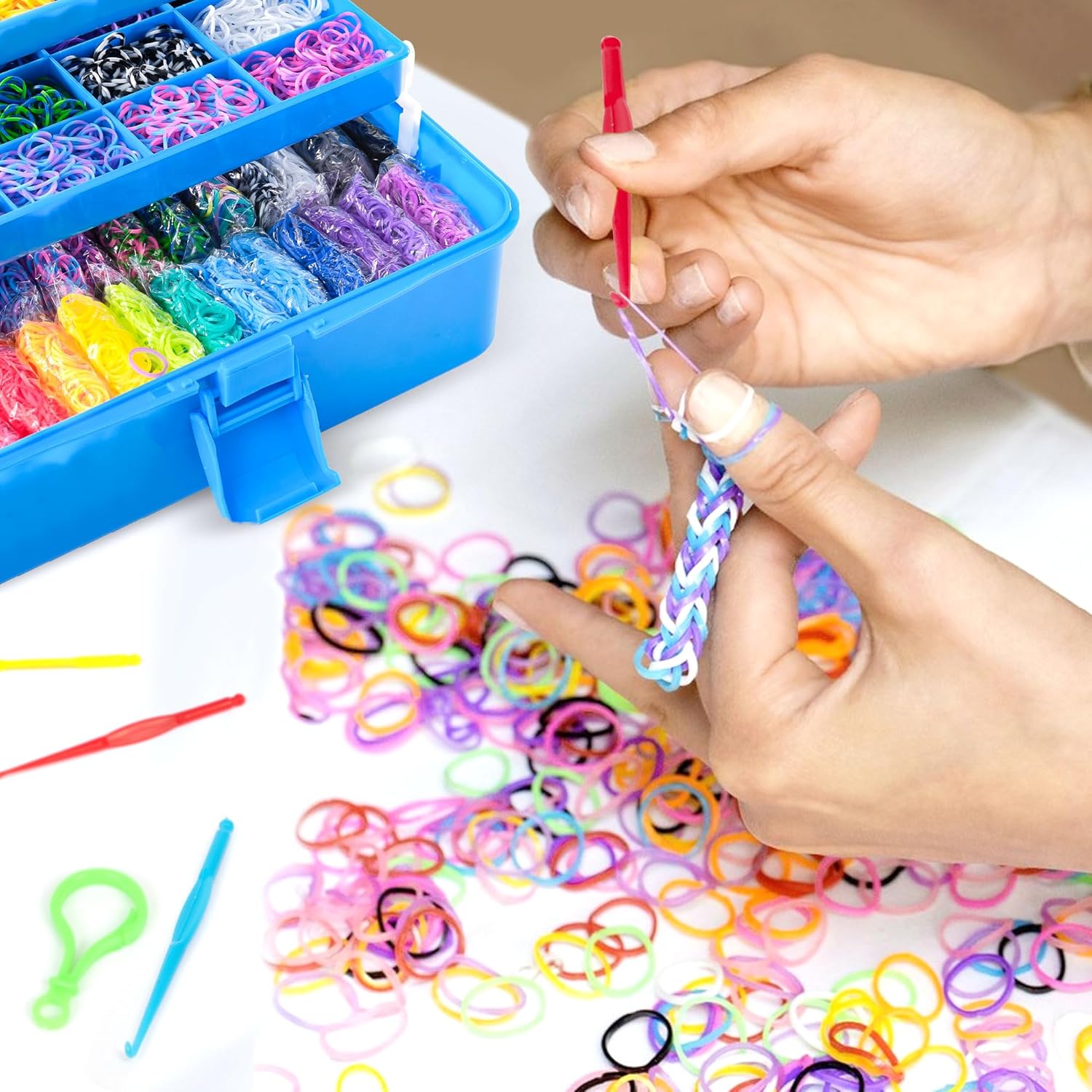 Más de 17500 bandas de goma con contenedor de 3 capas azul profundo, 28 colores, 600 clips en S, 352 cuentas, 40 colgantes de dibujos animados, kit