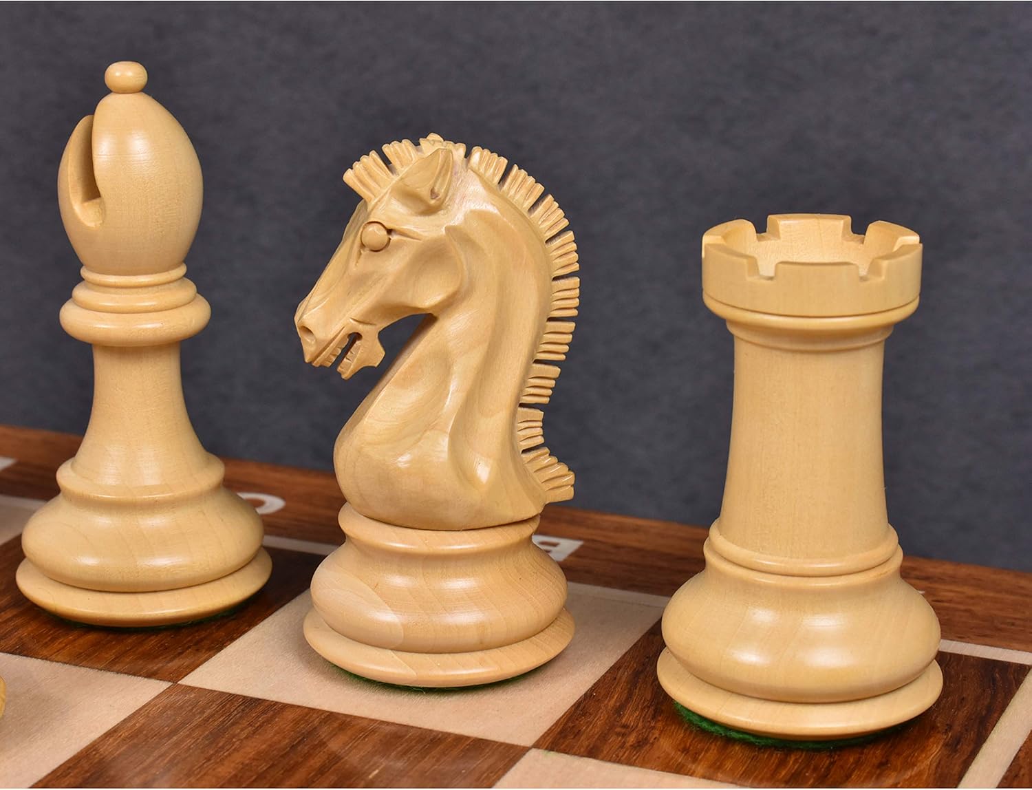 Royal Chess Mall Craftsman Knight Staunton – Juego de ajedrez solo piezas de ajedrez, juego de ajedrez de madera de palisandro dorado y boj