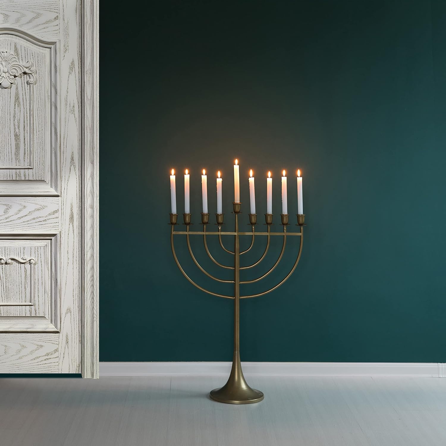 Candelabro moderno de metal macizo Judaica Hanukkah Menorah de 9 ramas, dorado mediano