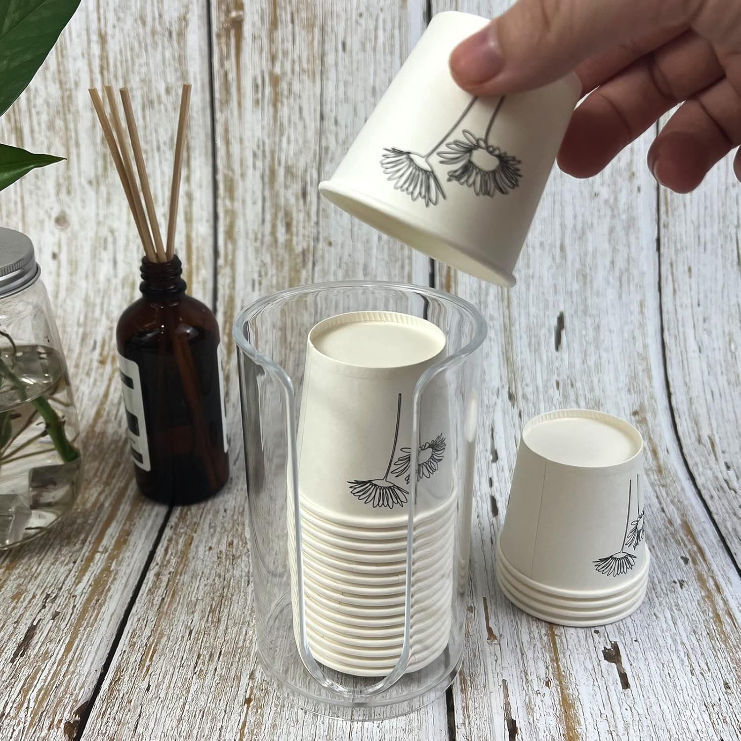 Paquete de 2 dispensadores de vasos de papel desechables para baño, dispensador de plástico compacto pequeño para tazas de plástico para encimeras