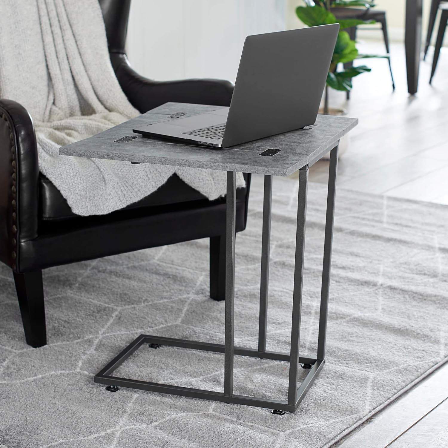 Household Essentials Jamestown – Mesa auxiliar extensible en forma de C para accesibilidad, hormigón de pizarra rústica y metal negro, 19 pulgadas