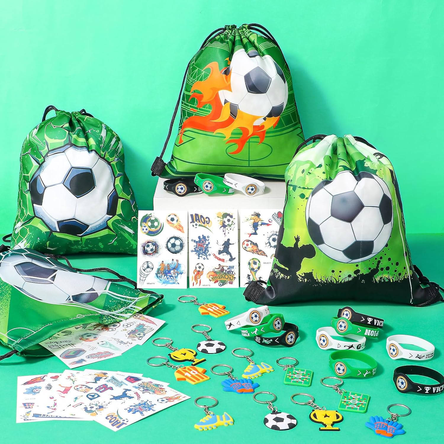 Winrayk Juego de 12 regalos de fiesta de fútbol, suministros de cumpleaños, bolsas con cordón, pulseras de silicona, llavero, calcomanías de