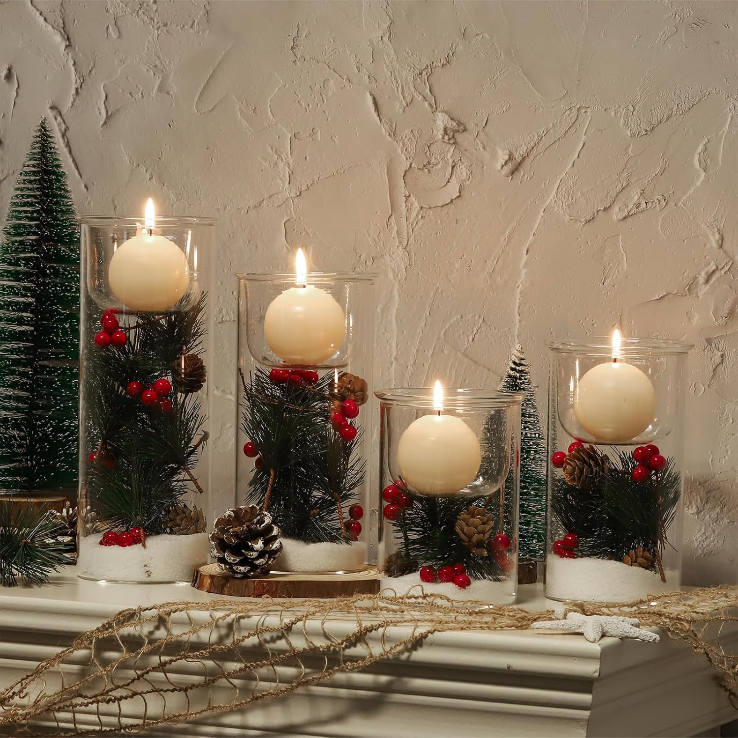 4 portavelas de cristal de Navidad con conos de pino de bayas rojas artificiales, centros de mesa de Navidad para decoración de mesas, manto (sin