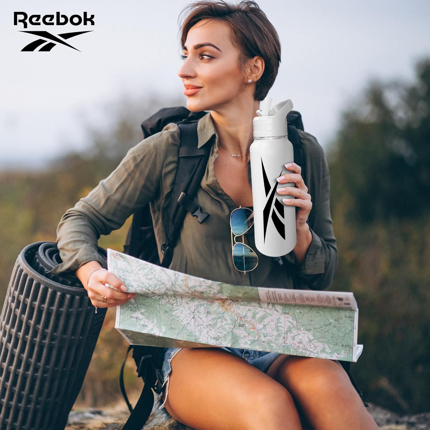 Reebok Botella de agua de acero inoxidable con tapa de popote y diseño atlético, 32 onzas, botella de agua deportiva aislada al vacío de doble pared