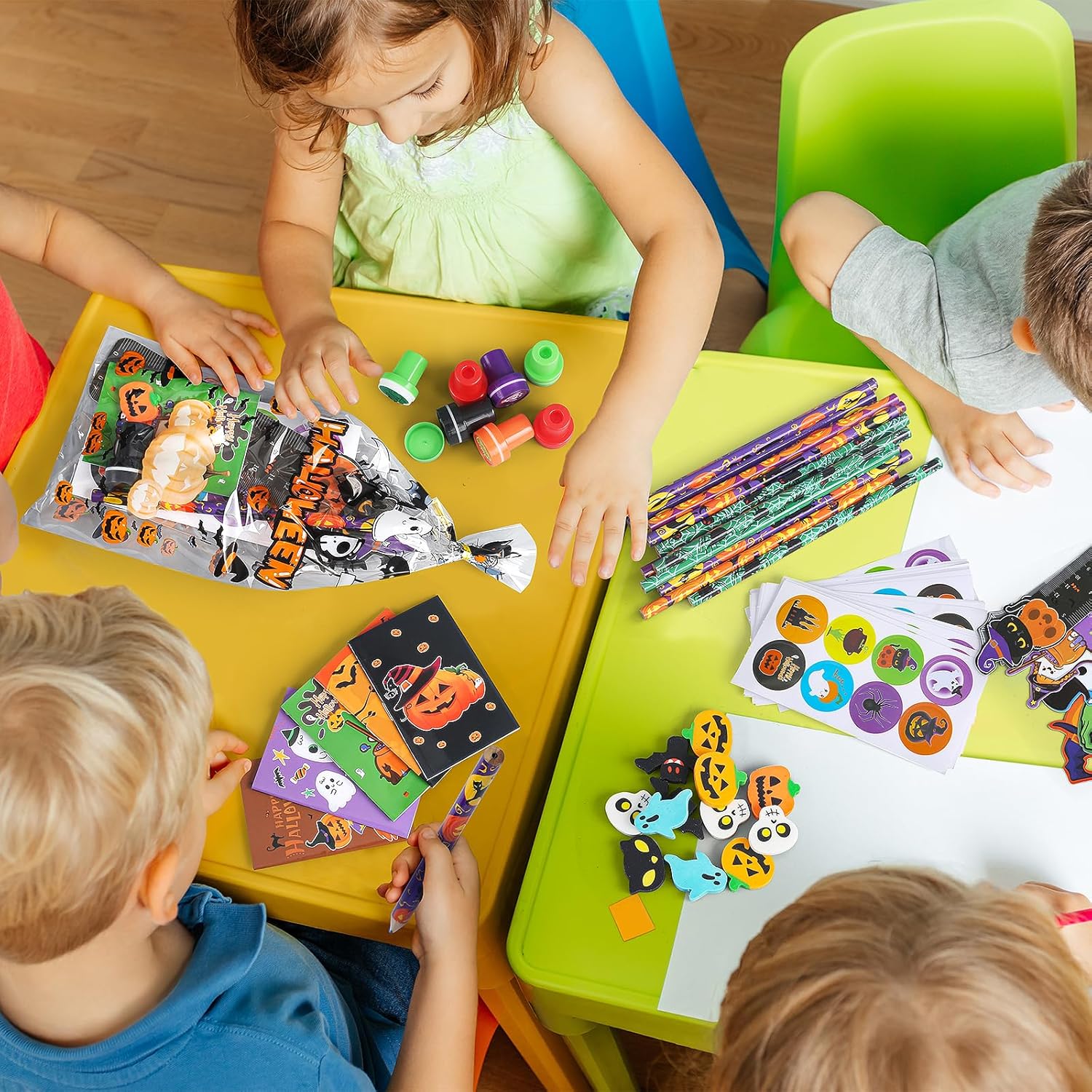 Paquete de 30 artículos de papelería de fiesta de Halloween para el aula de niños, más de 240 piezas de bolsas de golosinas de Halloween a granel