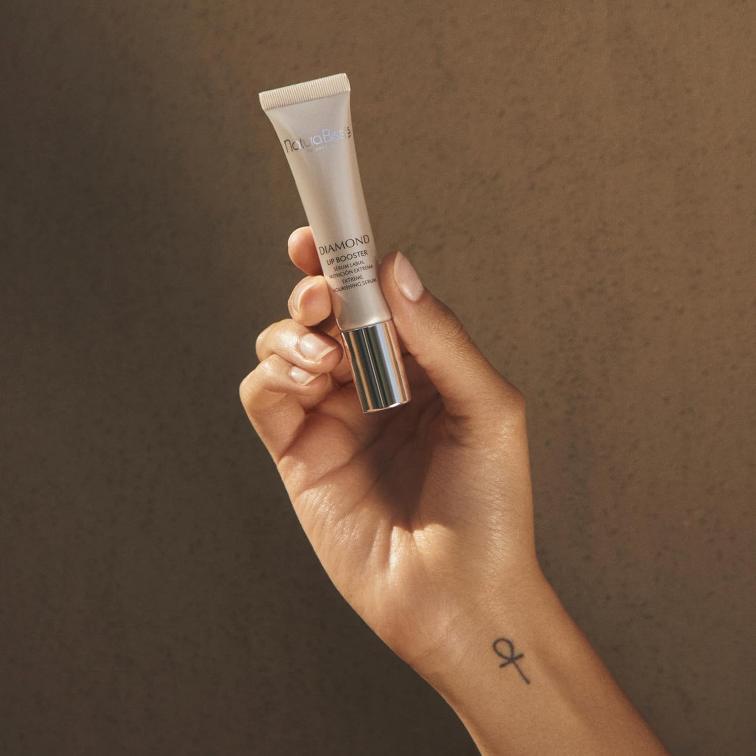 Natura Bissé Diamond Lip Booster  Suero labial de nutrición extrema  Suaviza, rellena y repone  Para piel normal y seca, 0.5 onzas