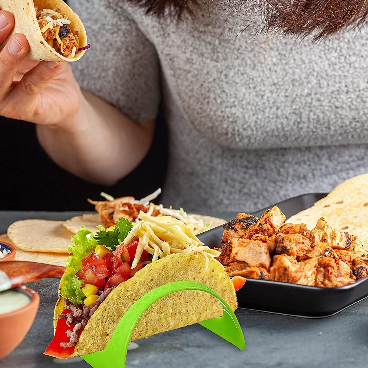AOUXSEEM Paquete de 32 soportes para tacos con bolsa de almacenamiento, plástico no tóxico, sin BPA, colorido fondo plano, bandeja para tacos,