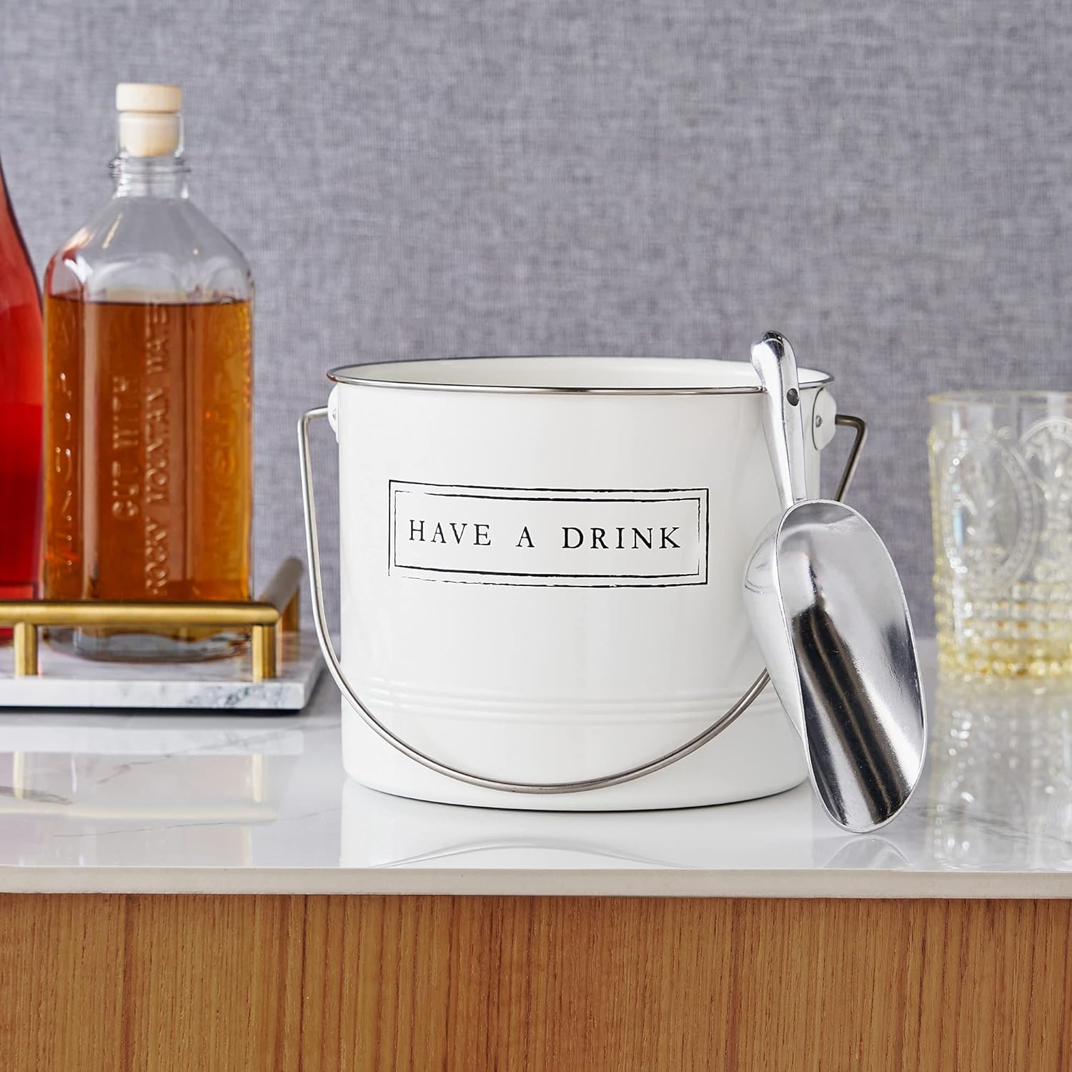 Twine Have A Drink – Cubo de hielo y cuchara de metal esmaltado blanco para fiestas, botella de vino y botella de cerveza en 1 galón