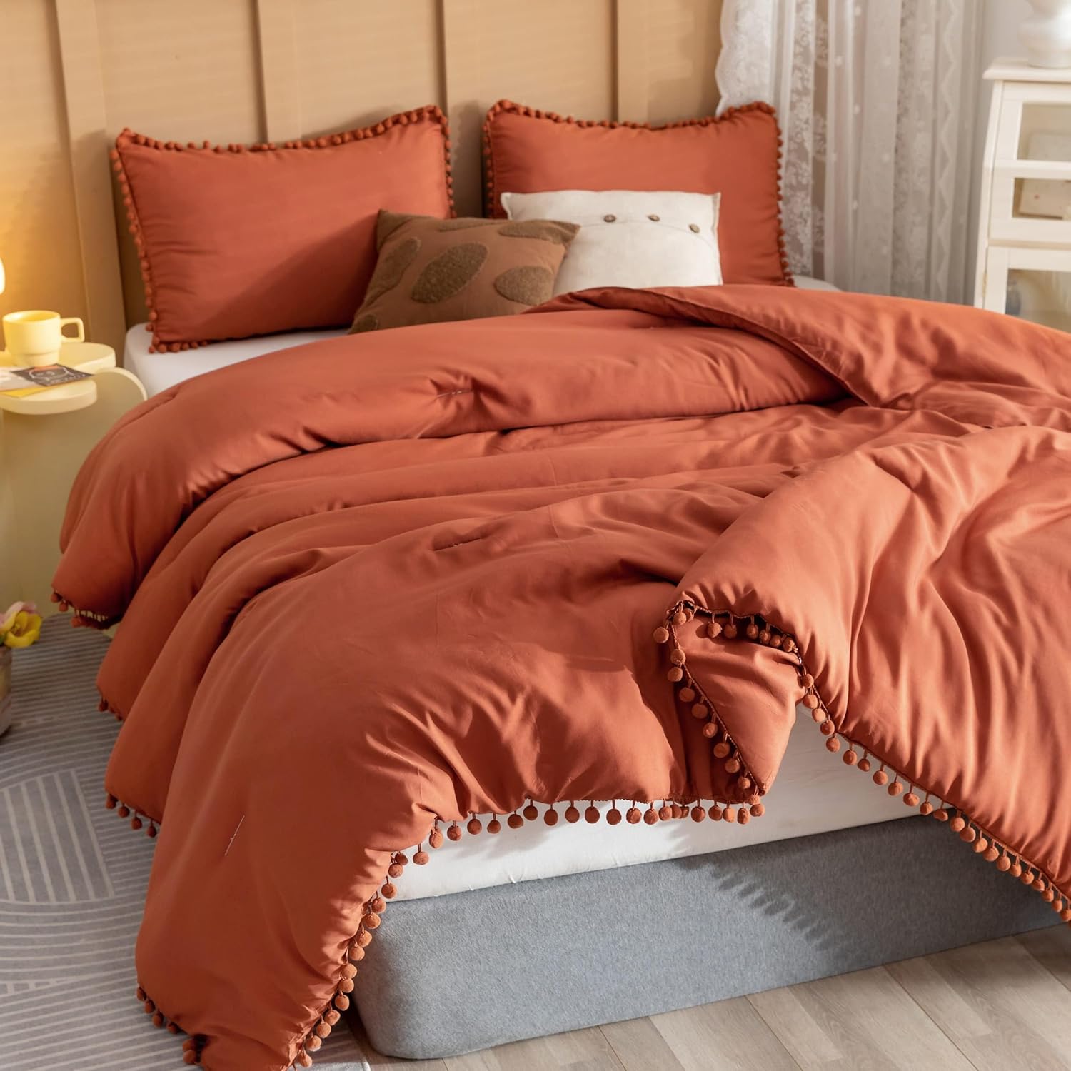 YIRDDEO Juego de edredón de terracota tamaño California King de 3 piezas, ropa de cama bohemia con pompones, color naranja quemado, juego de ropa de