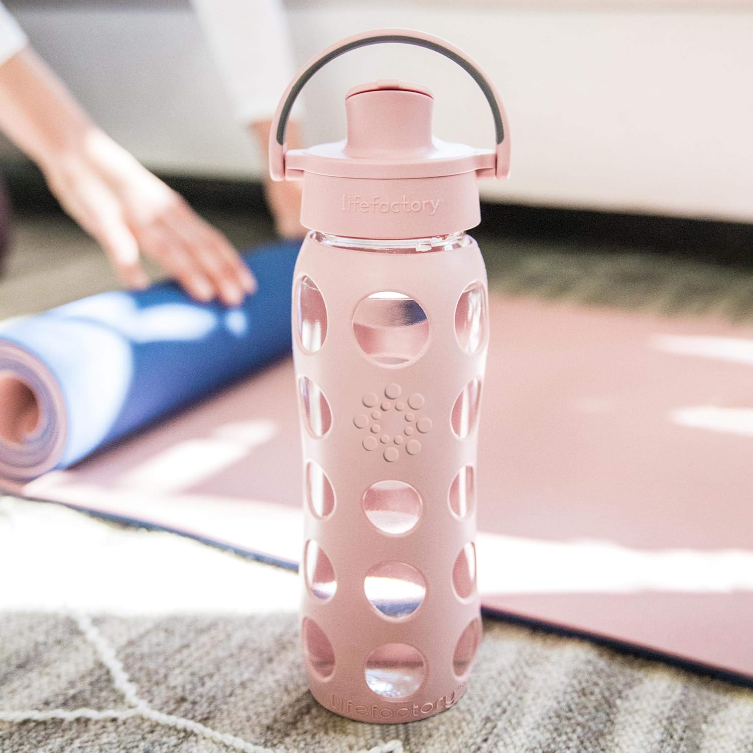 Lifefactory Botella de agua de vidrio de 22 onzas con tapa abatible activa y funda protectora de silicona, rosa del desierto