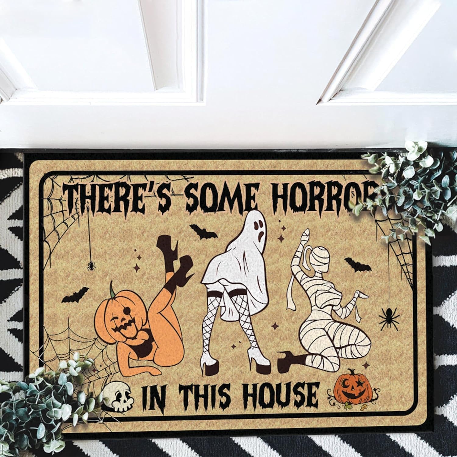 Tapete con texto en inglés “There’s Some Horrors in This House”, divertido tapete de bienvenida de Halloween, tapete retro espeluznante para el