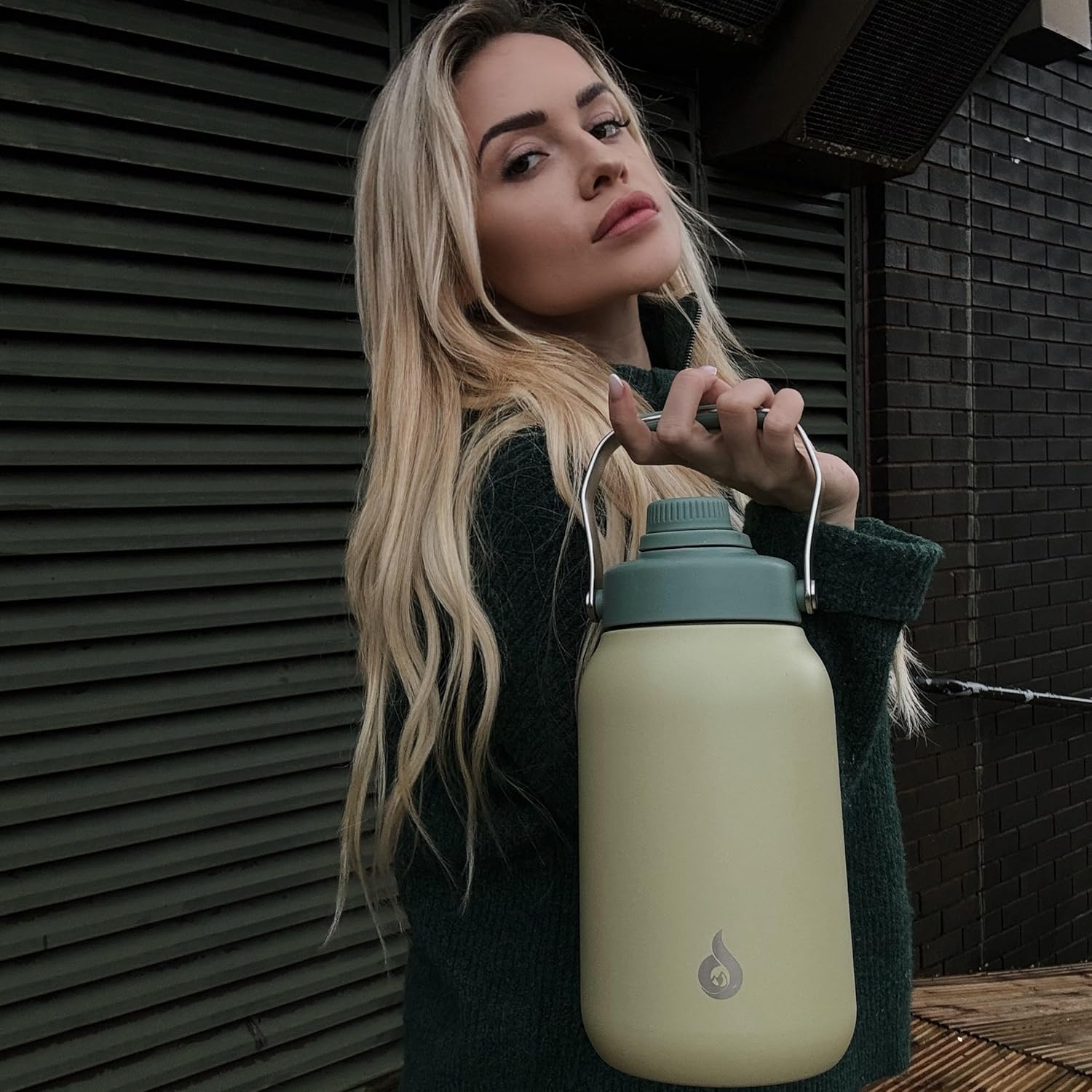 BJPKPK Botellas de agua aisladas de medio galón, jarra de agua de 64 onzas con mango de metal y tapa de boquilla sin BPA, botella de agua térmica