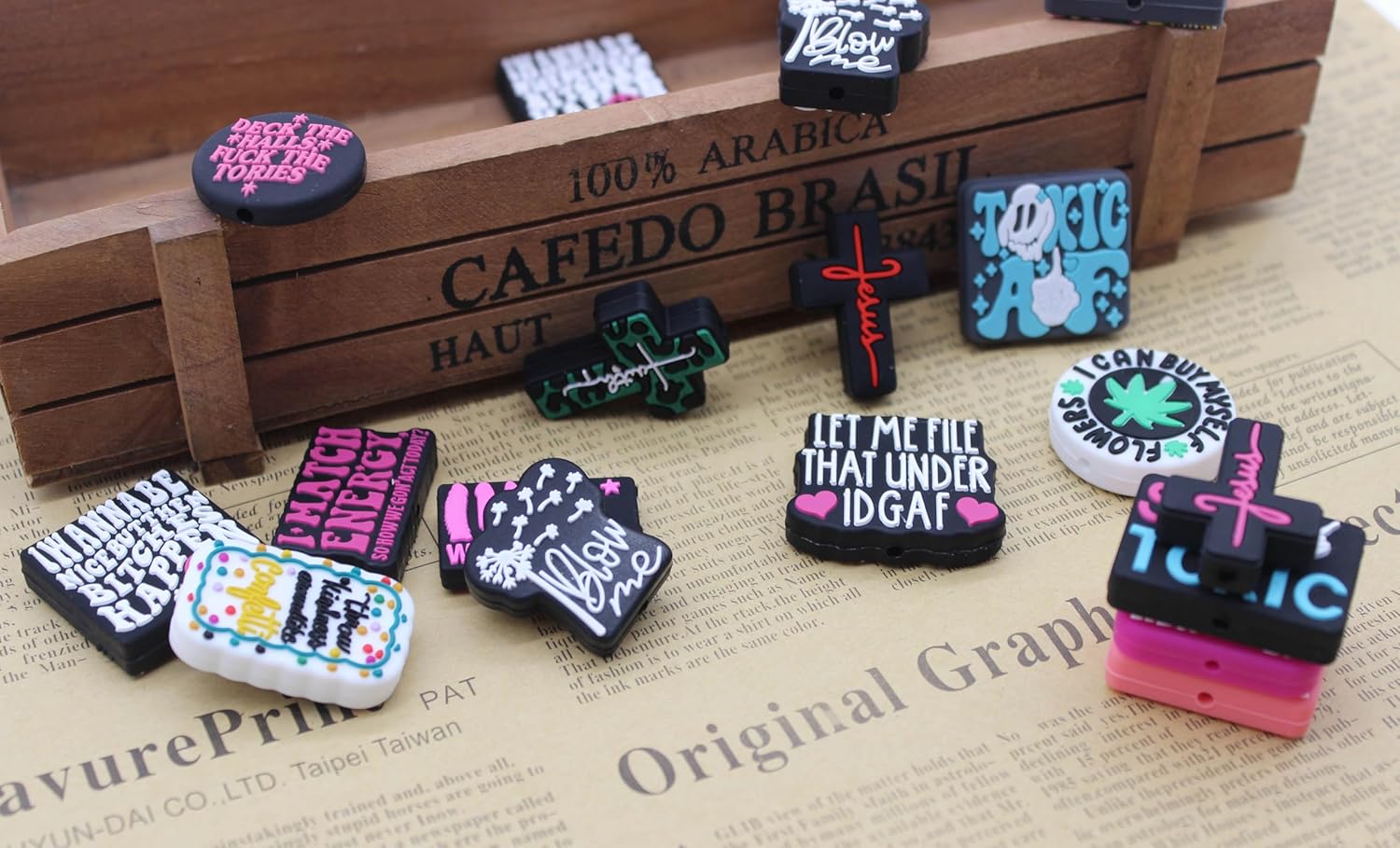 20 cuentas focales sueltas de silicona, cuentas en forma de calavera de cruz de Halloween, cuentas impresas de letras del alfabeto de silicona,