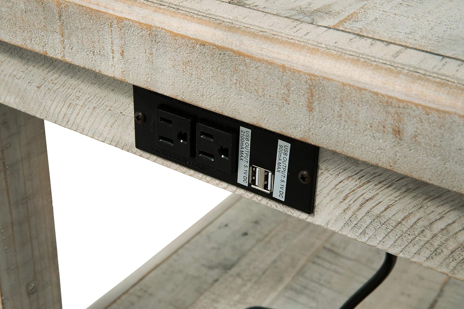 Signature Design by Ashley Carynhurst Farmhouse – Mesa auxiliar rectangular con estante inferior, 2 tomas eléctricas y 2 puertos USB, color blanco