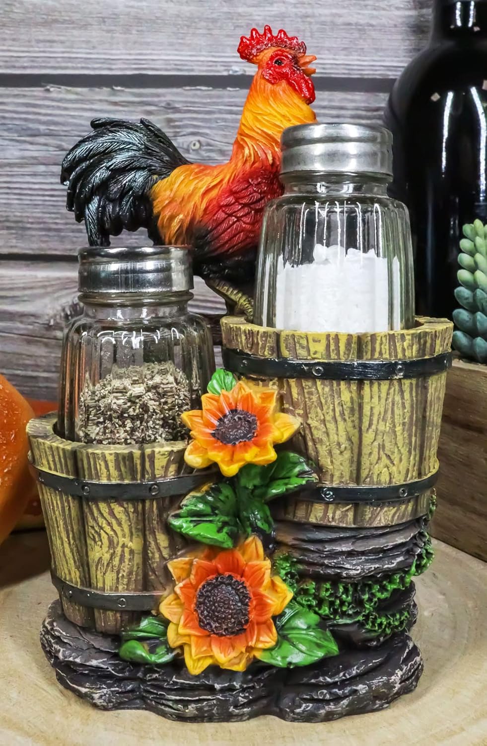 Ebros Girasol Granja Gallo de pie en la valla por cubos de madera antiguos de cristal Salero y Pimentero Figura de soporte 6.5 pulgadas de alto