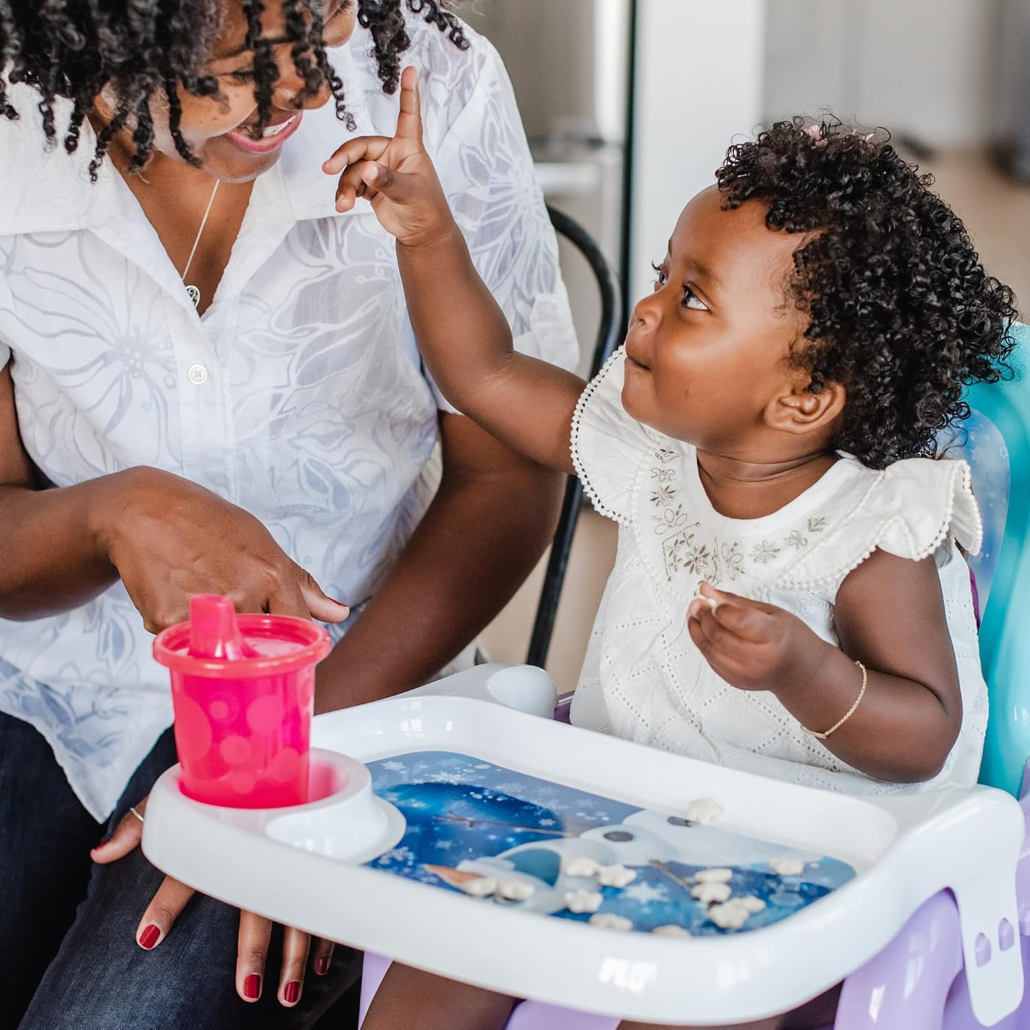 Disney Frozen Mealtime – Asiento elevador para bebé con bandeja ajustable, asiento elevador portátil para mesa de comedor, artículos esenciales de