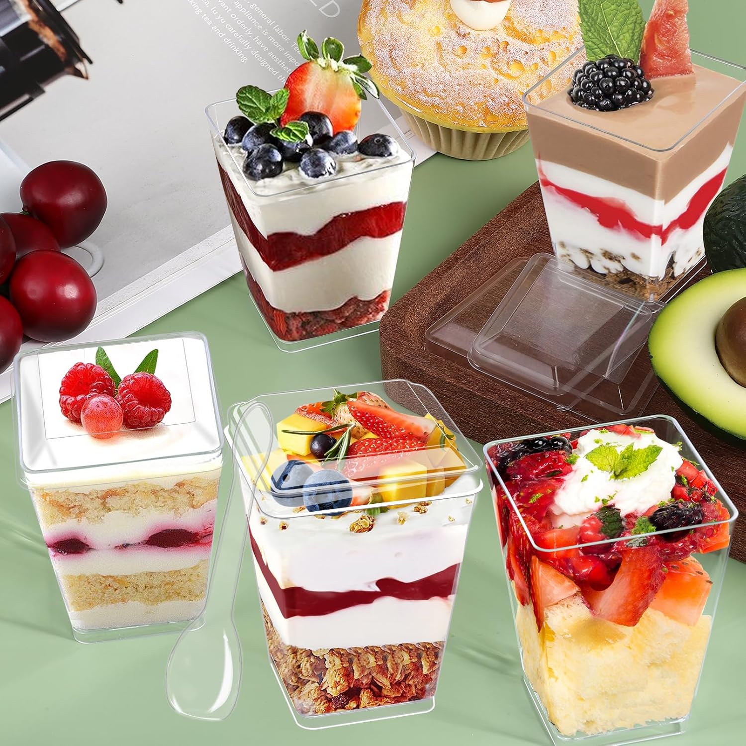 Paquete de 50 tazas de postre de 5 onzas con tapas y cucharas, tazas de parfait cuadradas transparentes, mini tazas de plástico para aperitivos,