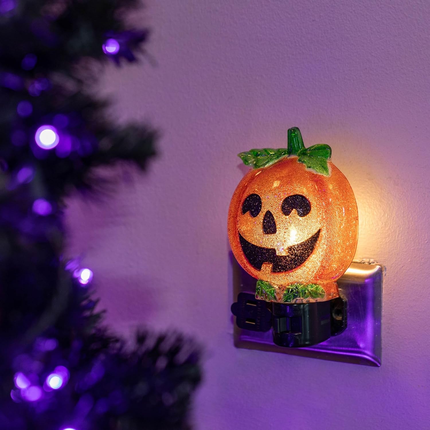 Novelty Lights Luz nocturna LED de calabaza para decoración de Halloween con enchufe giratorio