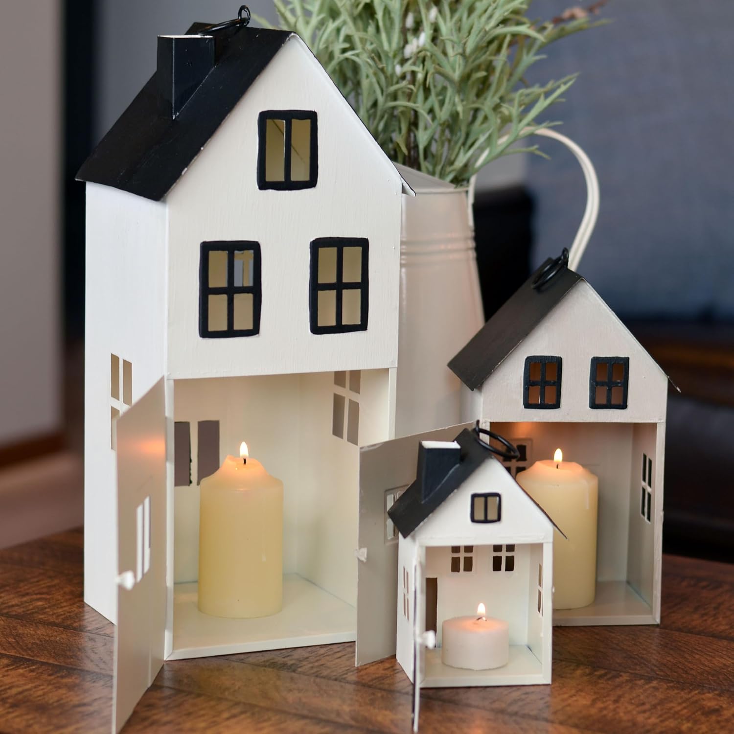 Main Street Town House – Juego de 3 faroles para velas, estilo vintage, techos negros rústicos, paredes blancas, metal, 13.75, 8.25 y 5 pulgadas de