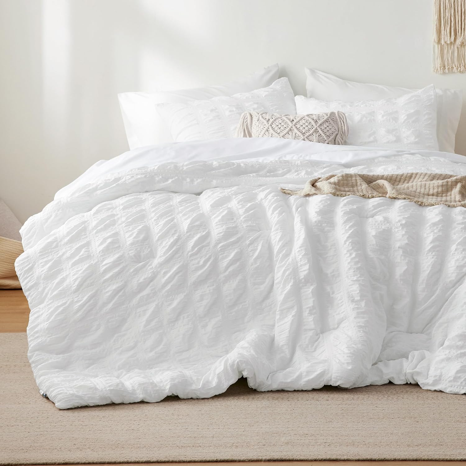 Bedsure Bed in a Bag – Juego de edredón de tamaño matrimonial de 7 piezas a rayas, edredón alternativo de plumón suave y ligero, juego de cama