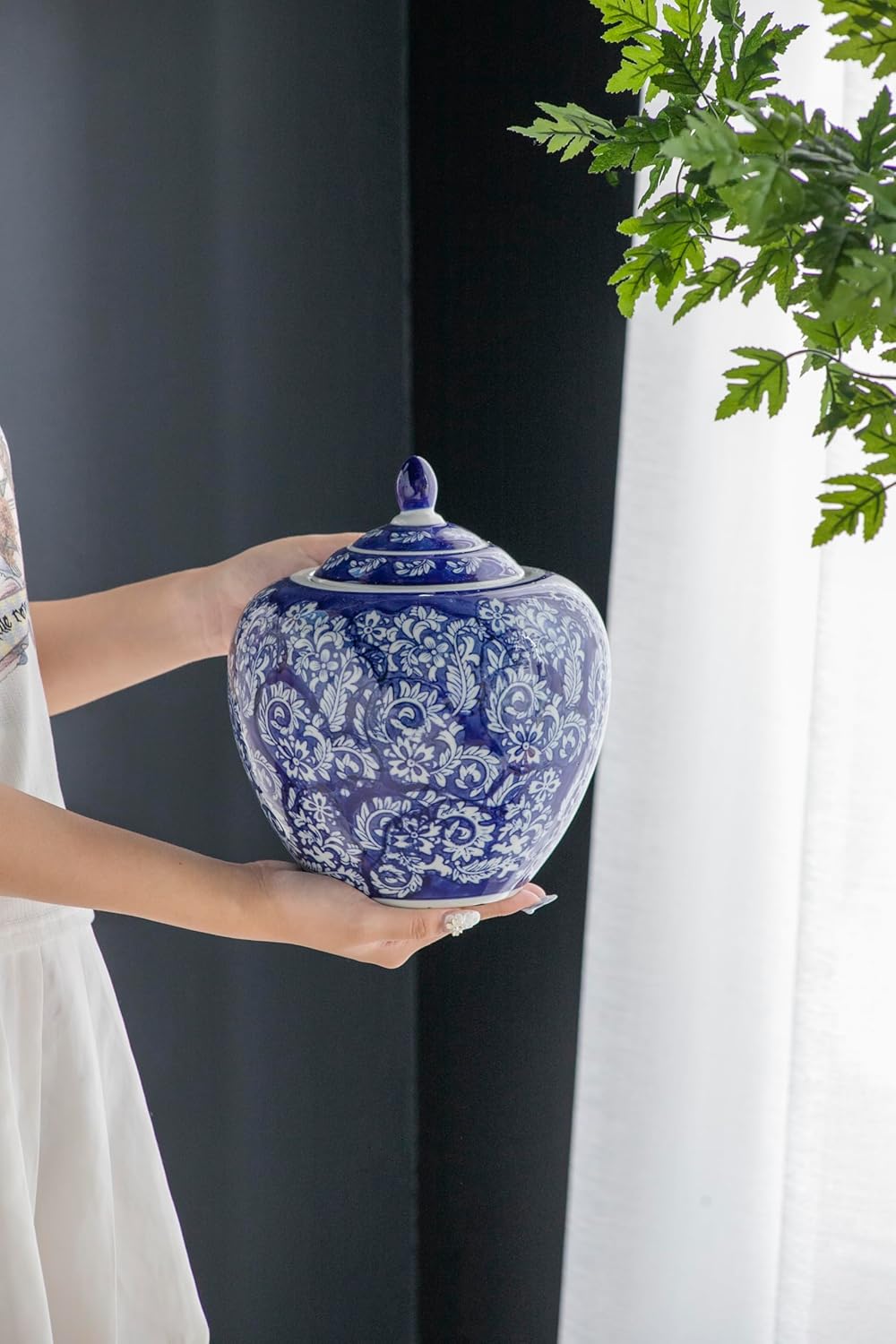 A&B Home – Tarro decorativo de porcelana antigua de 10 pulgadas con tapa, macetero azul y blanco, florero con estampado floral, centro de mesa,