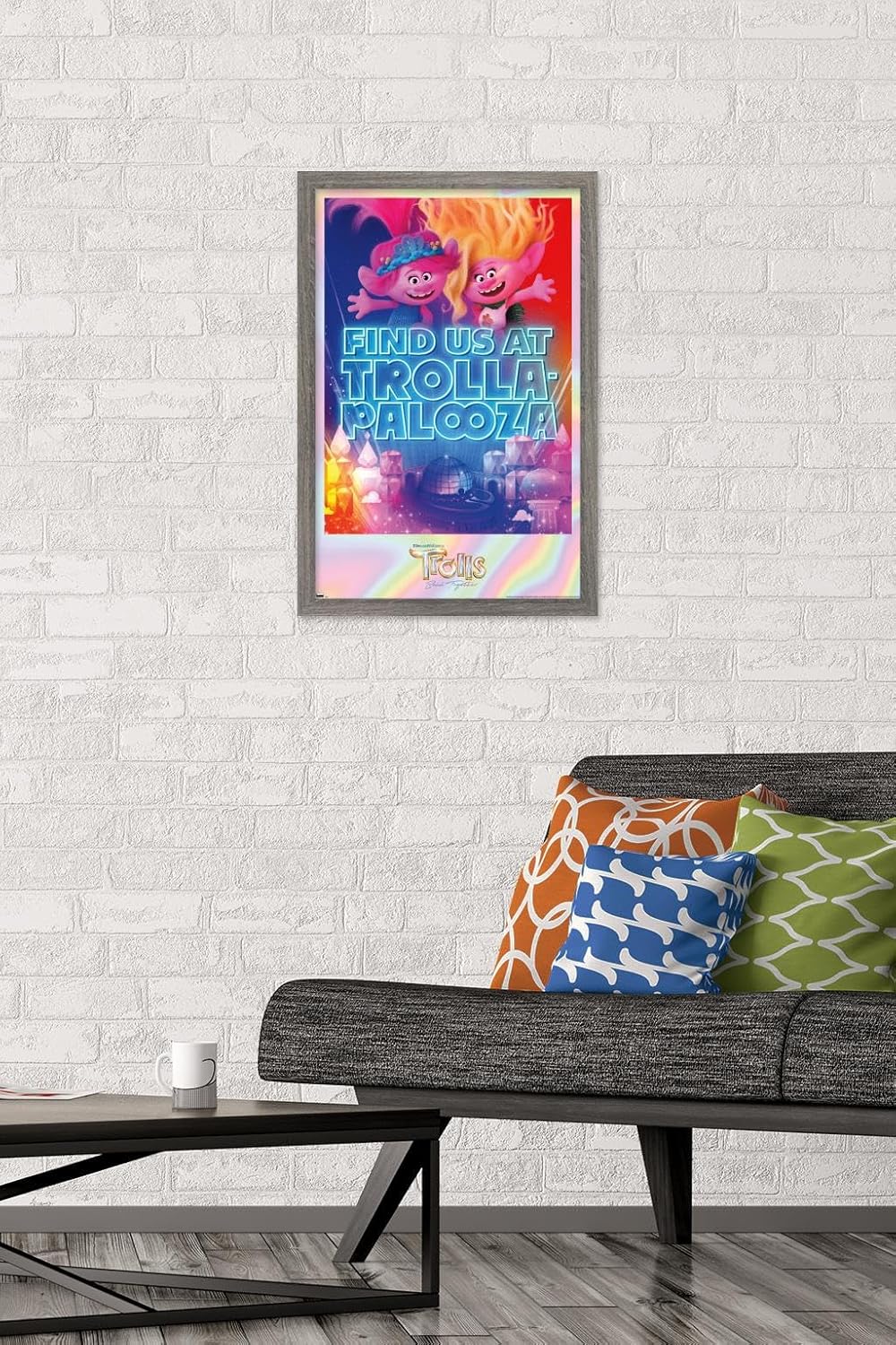 Trends International Trolls Band Together – Póster de pared de Viva y Amapola en Trolla-Palooza, 14.72 x 22.37 pulgadas, versión enmarcada de madera