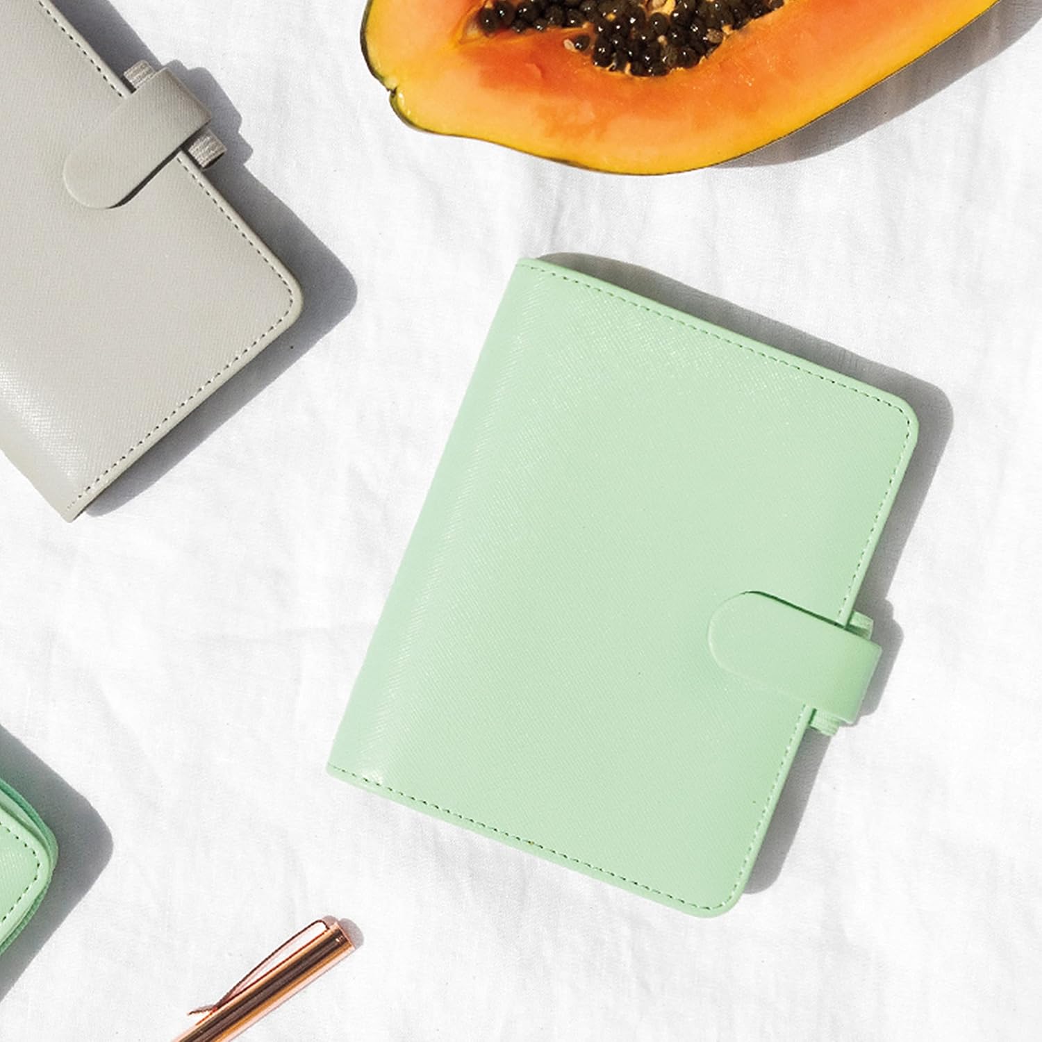 Filofax Saffiano – Organizador personal compacto, granito, grano cruzado, aspecto de cuero, seis anillos, calendario semanal para ver, multilingüe,