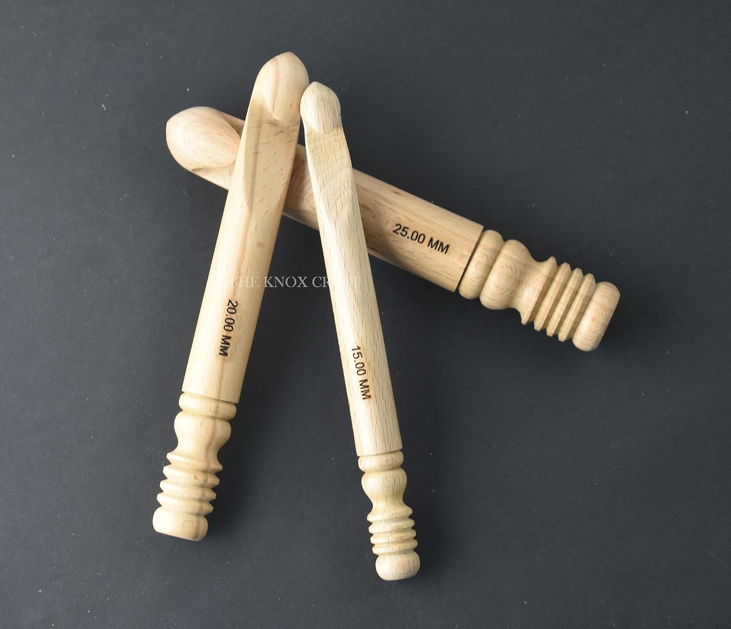 Juego de 3 ganchos de ganchillo grandes, ganchos de hilo de madera con asas ergonómicas de agarre suave, enormes ganchos de ganchillo para mantas