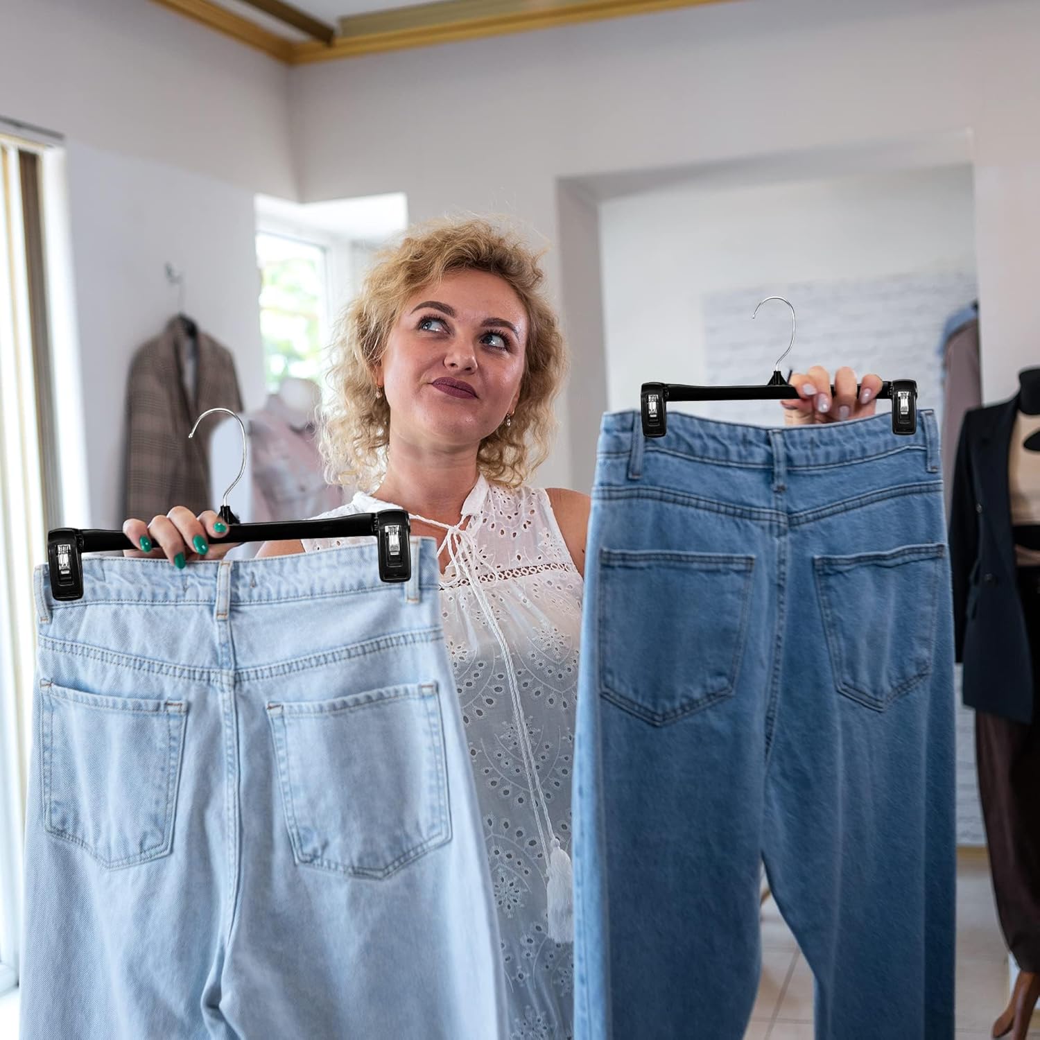HOUSE DAY Perchas para pantalones y faldas  Paquete de 10 perchas para pantalones con clips grandes antideslizantes  Perchas de armario para