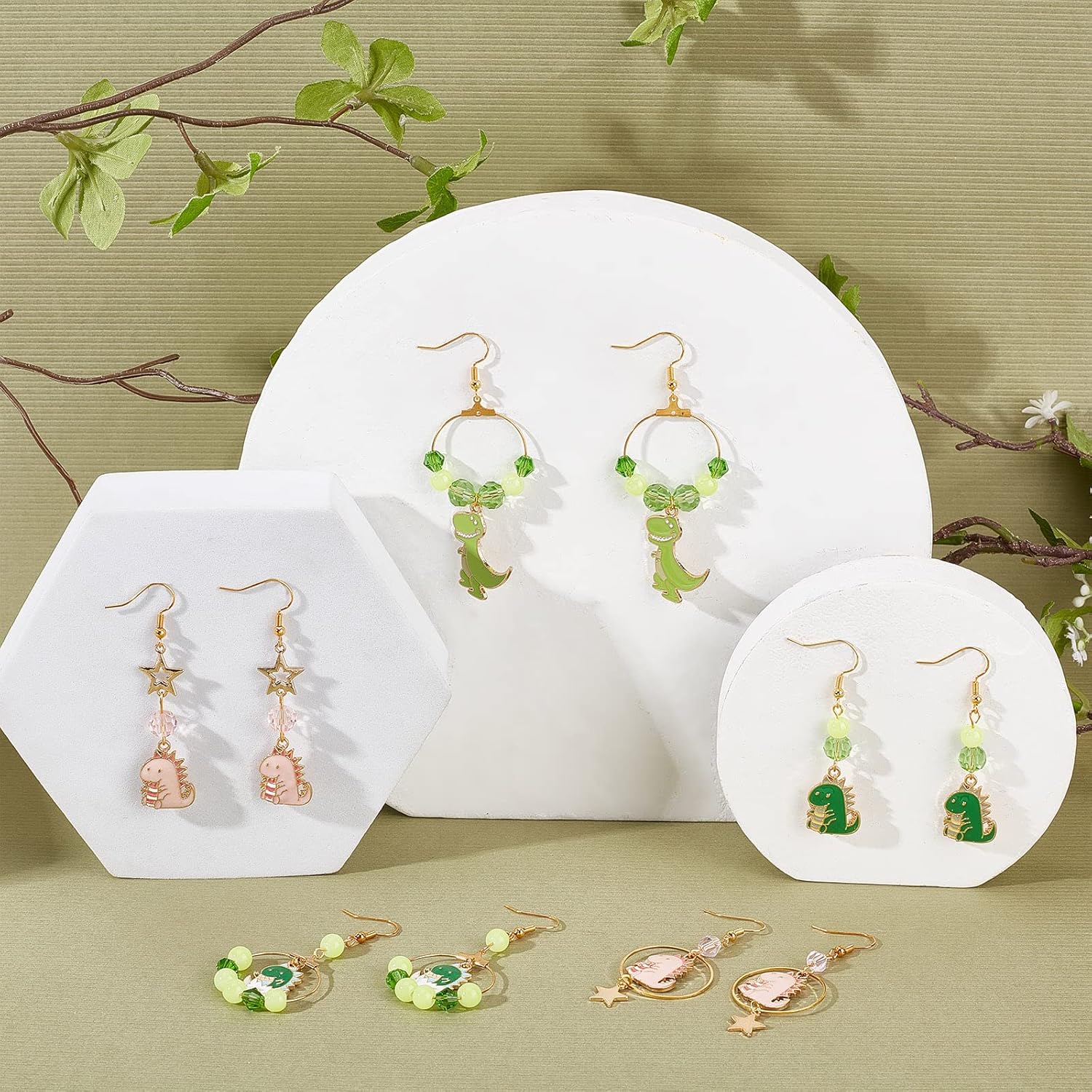 SUNNYCLUE 1 caja, 10 pares de aretes de dinosaurio, kit de iniciación para hacer encantadores animales de dibujos animados con dije de estrella,