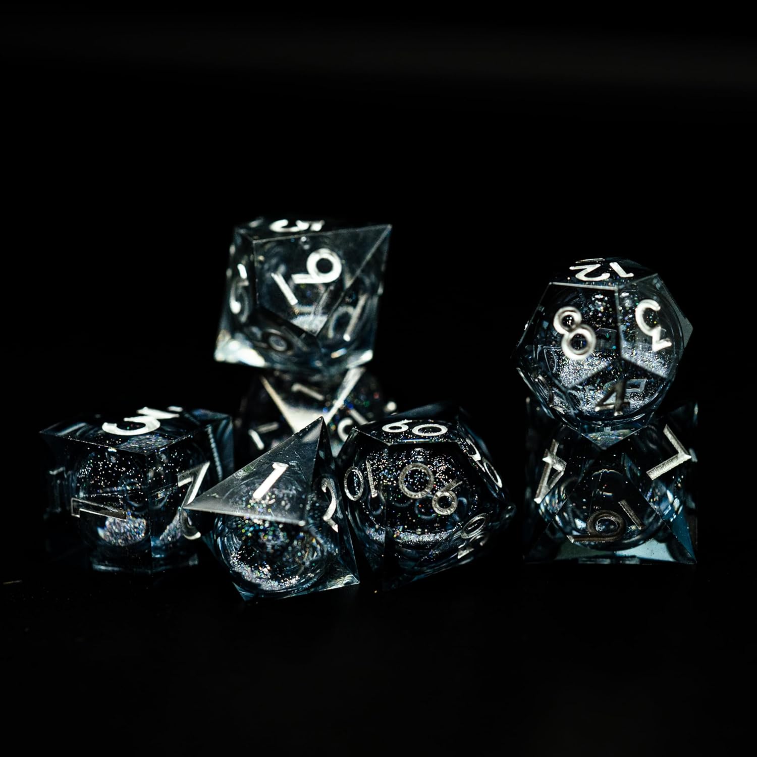 Dados DND de núcleo líquido, un juego completo de troqueles líquidos D&D con bolsa de terciopelo para juego de mazmorras y dragones (líquido gris)