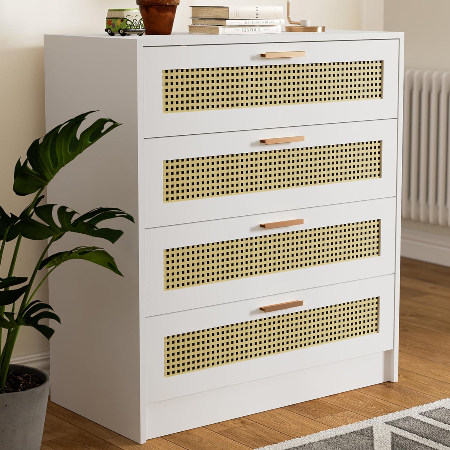 Cozy Castle Cómoda bohemia de 4 cajones, cómoda de madera con asas de metal, cómoda moderna de ratán para dormitorio, color blanco