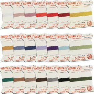 Cordón de cuentas de seda Perlseide  Tamaño 0 (0.012 in) 21 muestras de colores  6.6 ft por tarjeta  Aguja de acero inoxidable adjunta  para anudar Cordón de cuentas de seda Perlseide  Tamaño 0 (0.012 in) 21 muestras de colores  6.6 ft por tarjeta  Aguja de acero inoxidable adjunta  para anudar
