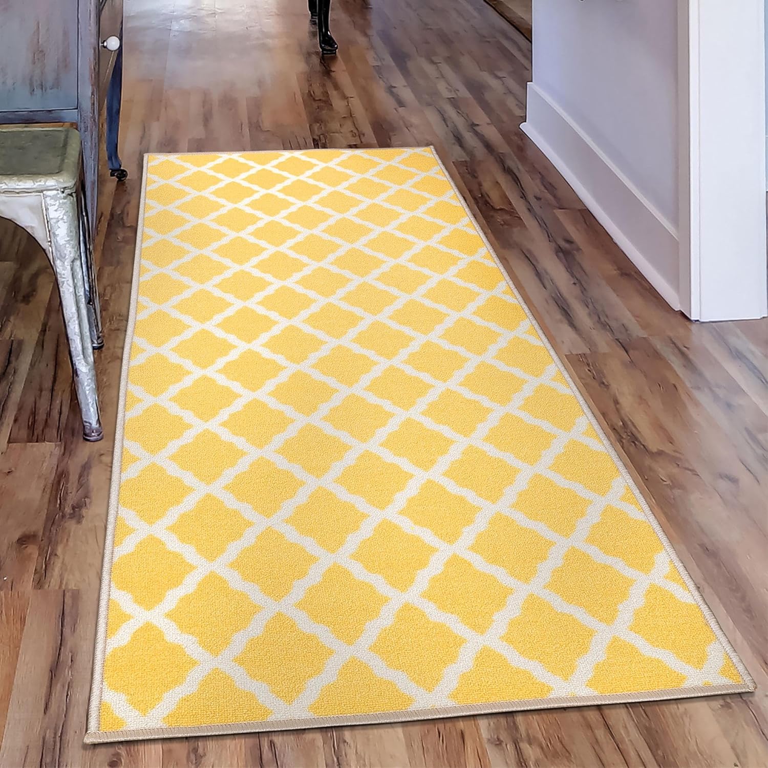 Ottomanson Glamour Collection – Tapete largo con diseño de enrejado marroquí y respaldo de caucho antideslizante para interiores, color amarillo,