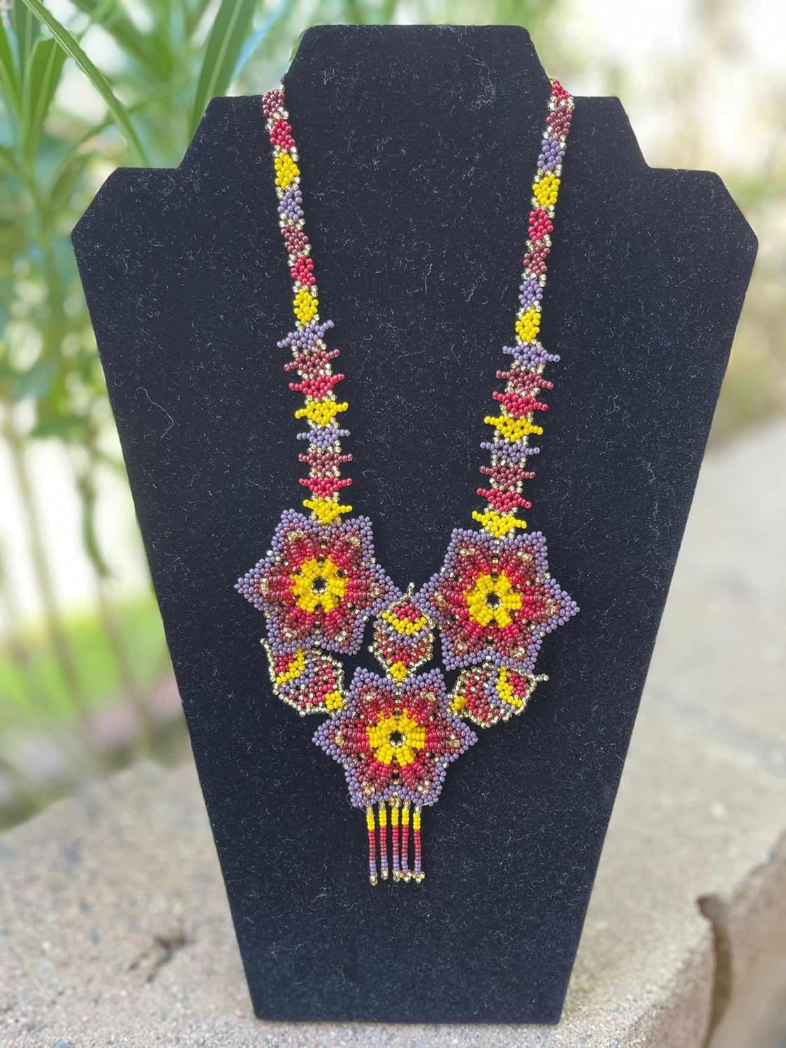 Handmade Mexican Huichol style necklace, made with glass beads.-Collar hecho a mano estilo Huichol mexicano, elaborado con cuentas de vidrio.