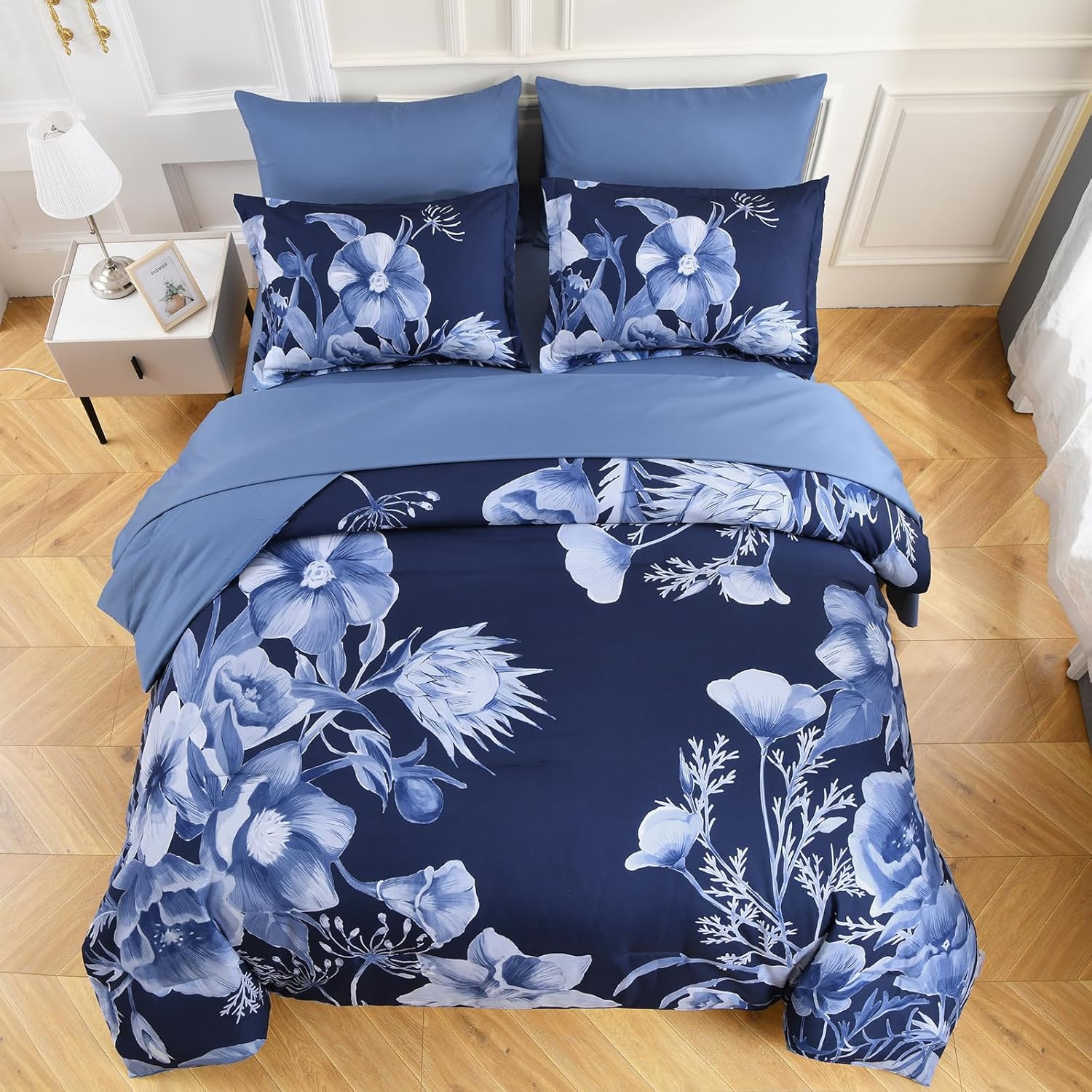 Luxudecor Juego de edredón floral tamaño King de 7 piezas, cama de flores azul marino en una bolsa, elegante edredón floral con juego de sábanas,